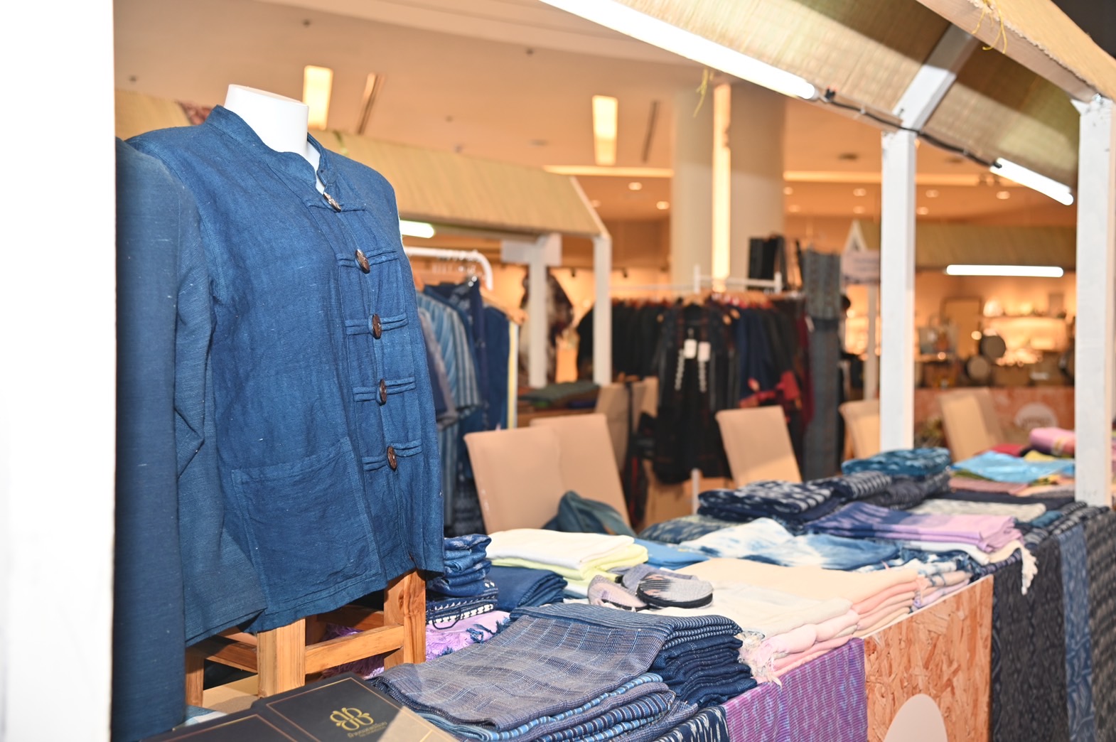 ตลาดเที่ยวได้ สไตล์ไทยๆ "Village to Town"