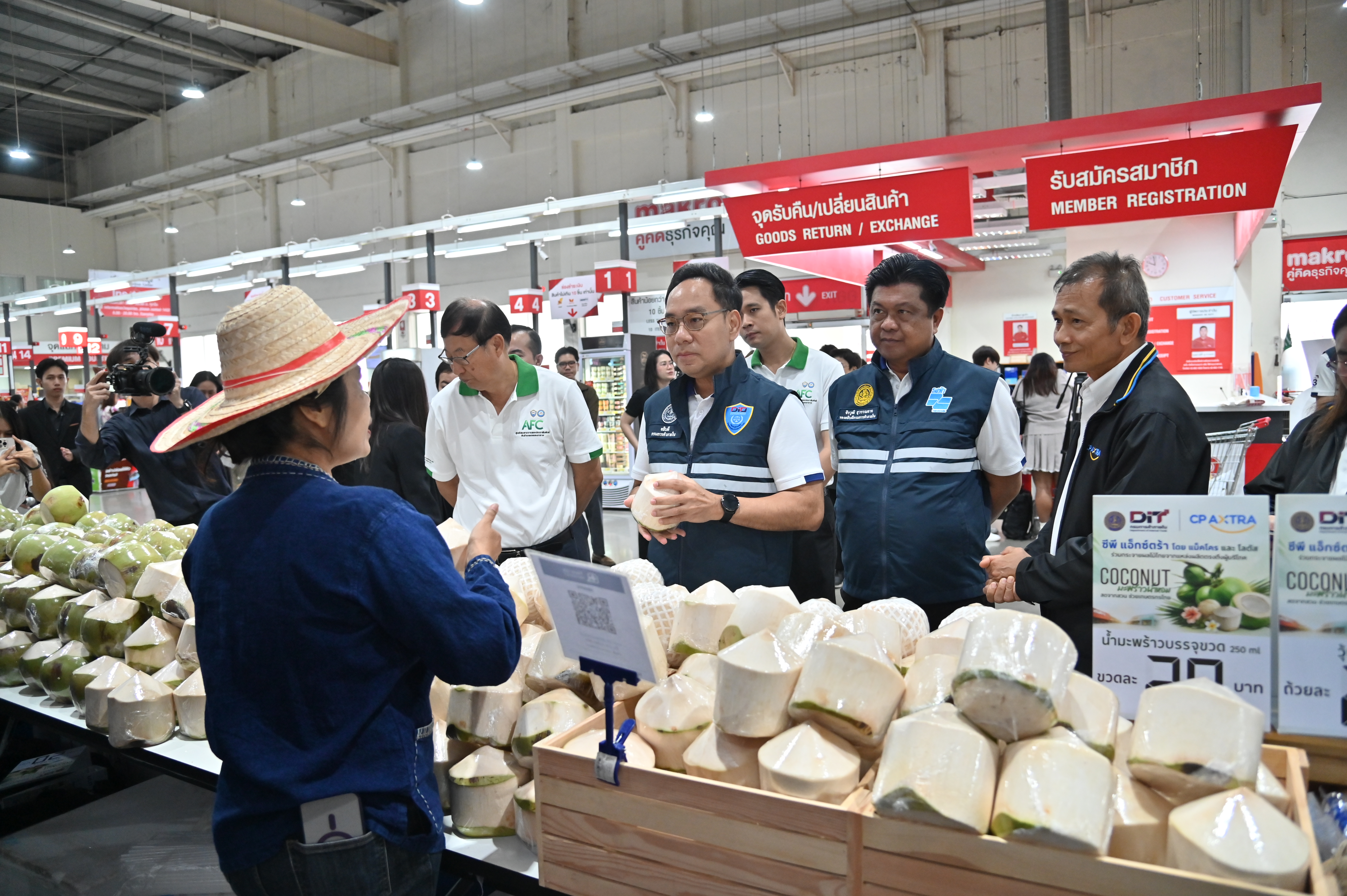 ข่าวเลขที่ 91/2569 DIT ผนึก CP Axtra เร่งระบายมะพร้าวน้ำหอมผ่านแม็คโคร–โลตัส 2,600 สาขาทั่วประเทศ เปิดพื้นที่ห้างให้ชาวสวนมะพร้าว ดันราคาหน้าสวนดีขึ้น คาดเมษายนขยับต่อเนื่อง (18 มีนาคม 2569)