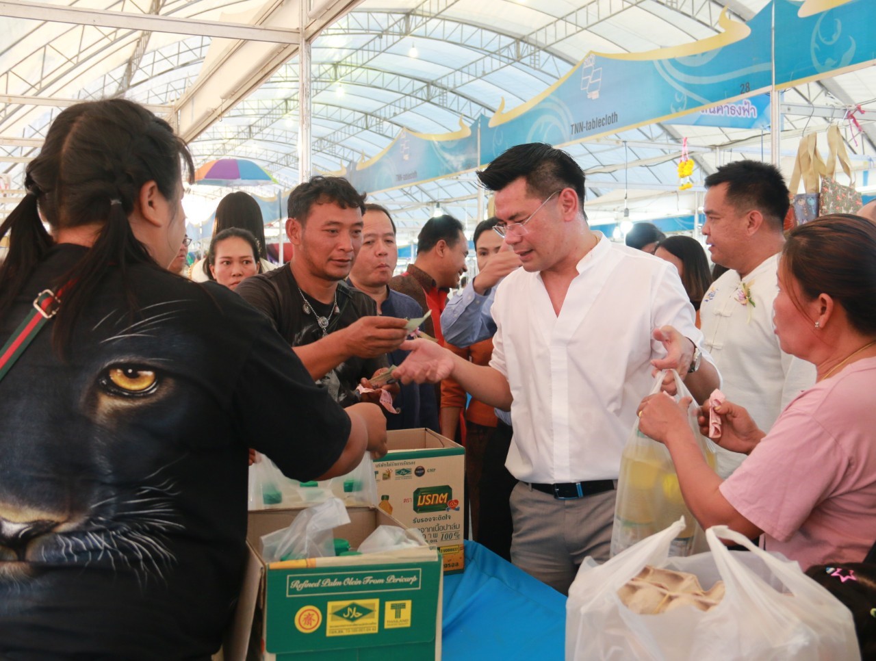 เปิดงานมหกรรมธงฟ้าลดค่าครองชีพผู้ประสบภัยจังหวัดบุรีรัมย์