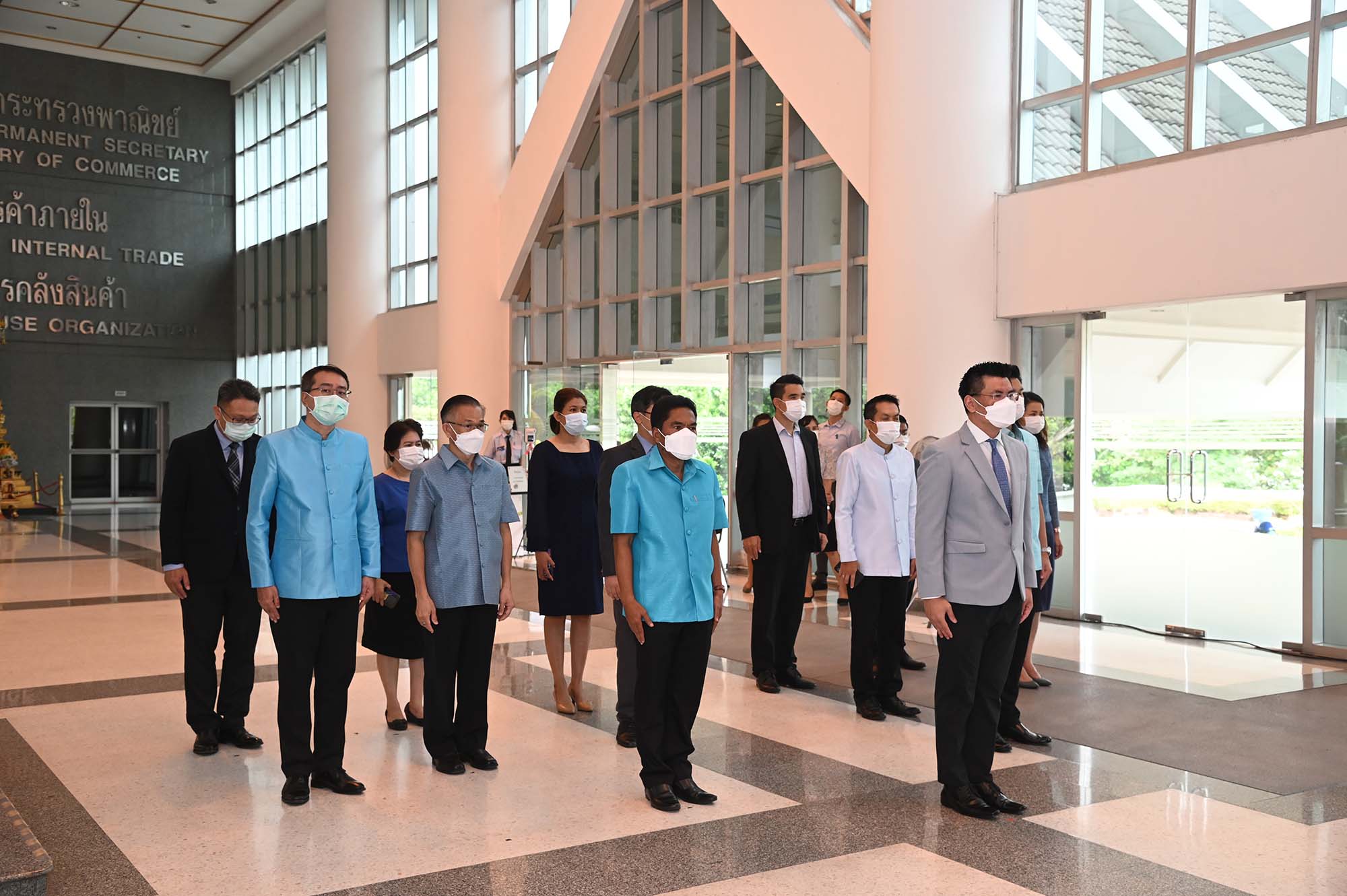 คณะผู้บริหารกรมการค้าภายใน ร่วมพิธีลงนามถวายพระพร 12 สิงหาคม
