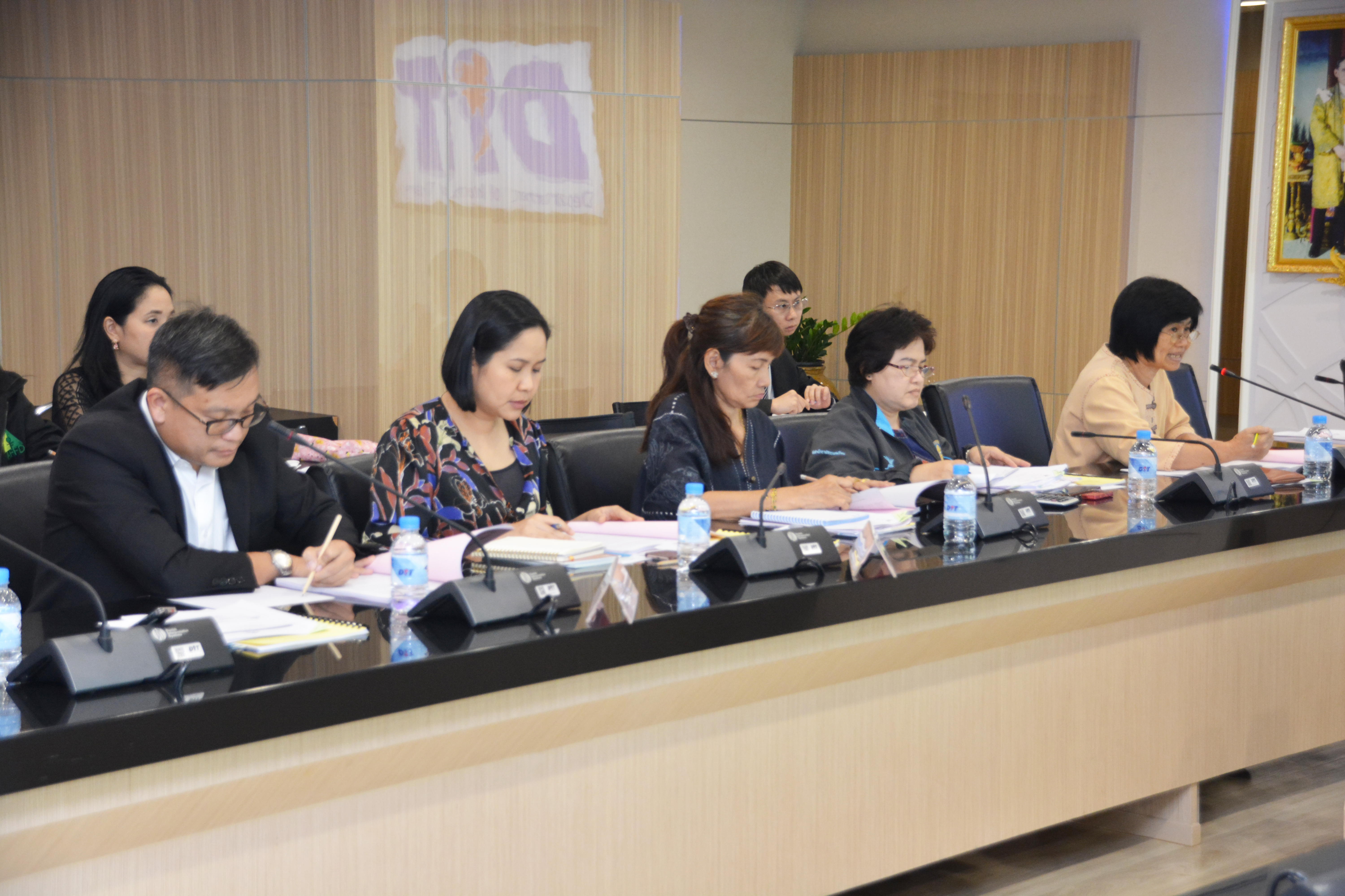 รองอธิบดีประชุมคณะอนุกรรมการกลั่นกรองเรื่องเสนอคณะกรรมการบริหารกองทุนรวมเพื่อช่วยเหลือเกษตรกร