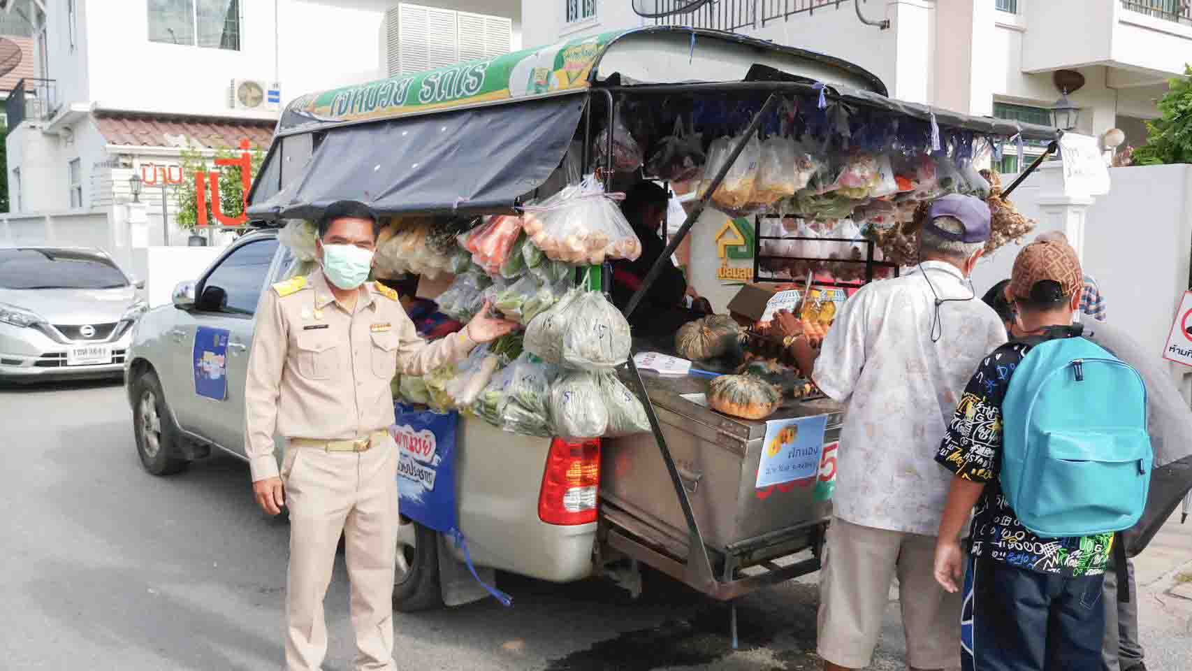 รองอธิบดีตรวจติดตามเยี่ยมโครงการ Mobile พาณิชย์ลดราคา! ช่วยประชาชน