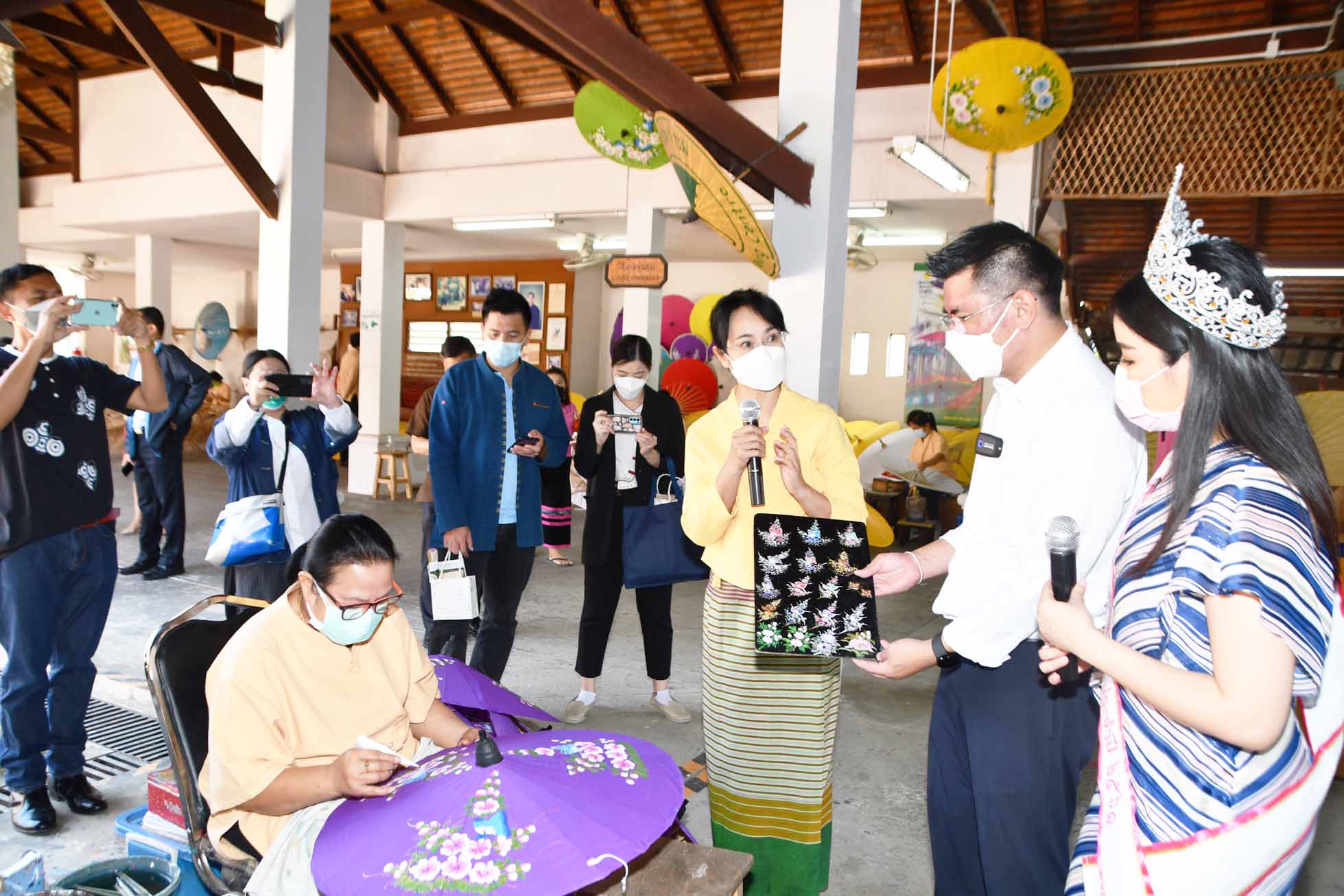 เปิดหมู่บ้านทำมาค้าขายร่มบ่อสร้าง เชียงใหม่