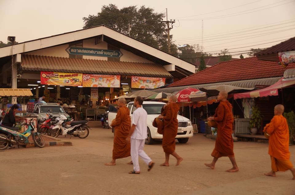 10894_ทำบุญหน้าตลาด 2.jpg