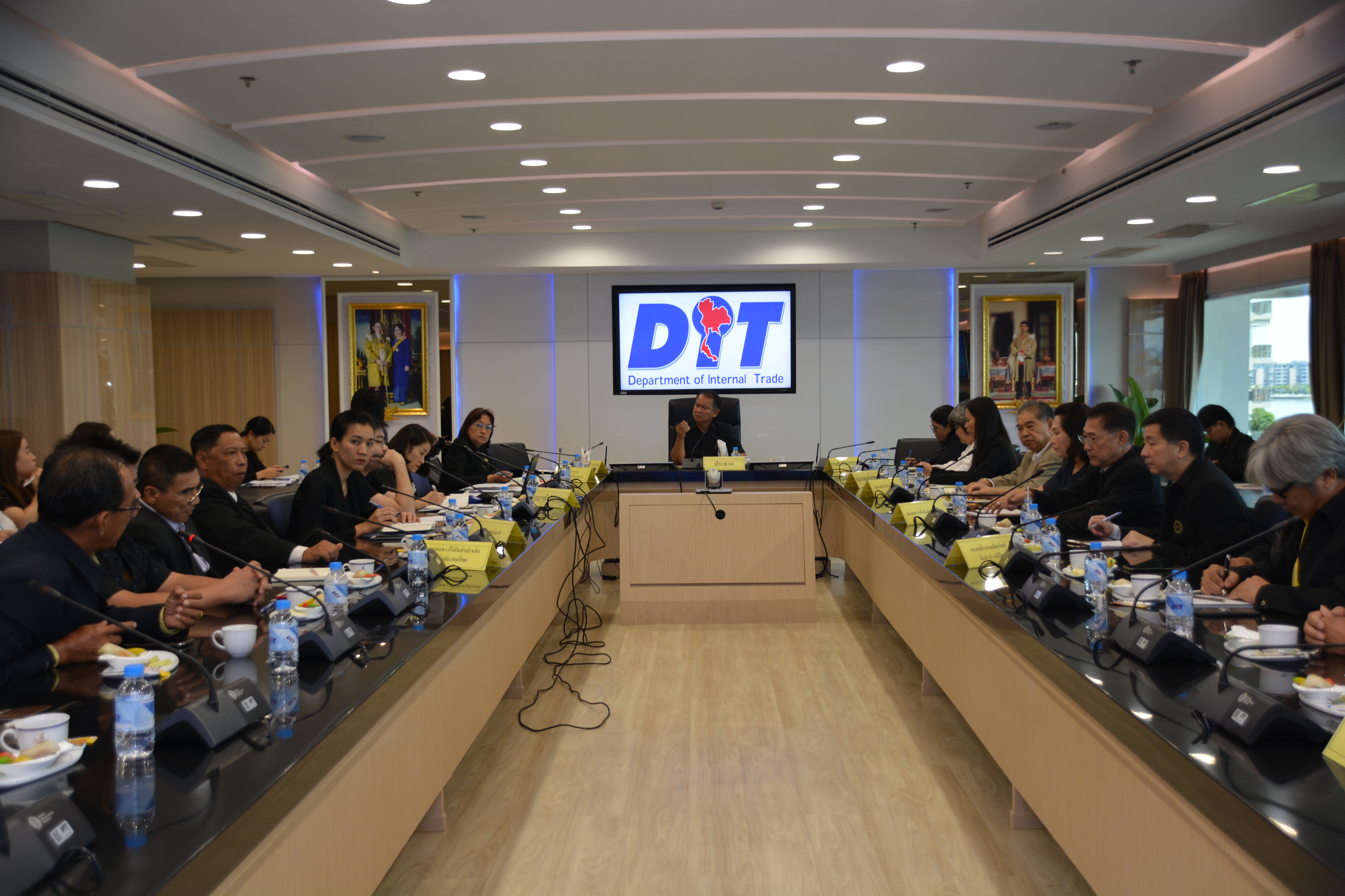 อธิบดีกรมการค้าภายใน ประชุมหารือสถานการณ์ และแก้ไขปัญหาราคามันสำปะหลังตกต่ำ