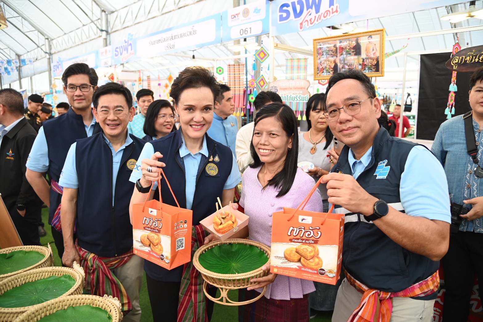 ข่าวเลขที่ 13/2569 “พาณิชย์” จับมือ ”กลาโหม“ ยกขบวนสินค้าราคาประหยัด ปล่อยคาราวานโมบายธงฟ้าเข้าถึงชายแดน หนุนผู้ประกอบการ-ฟื้นเศรษฐกิจ–ลดค่าครองชีพ-ดูแลความมั่นคง (19 ตุลาคม 2568)