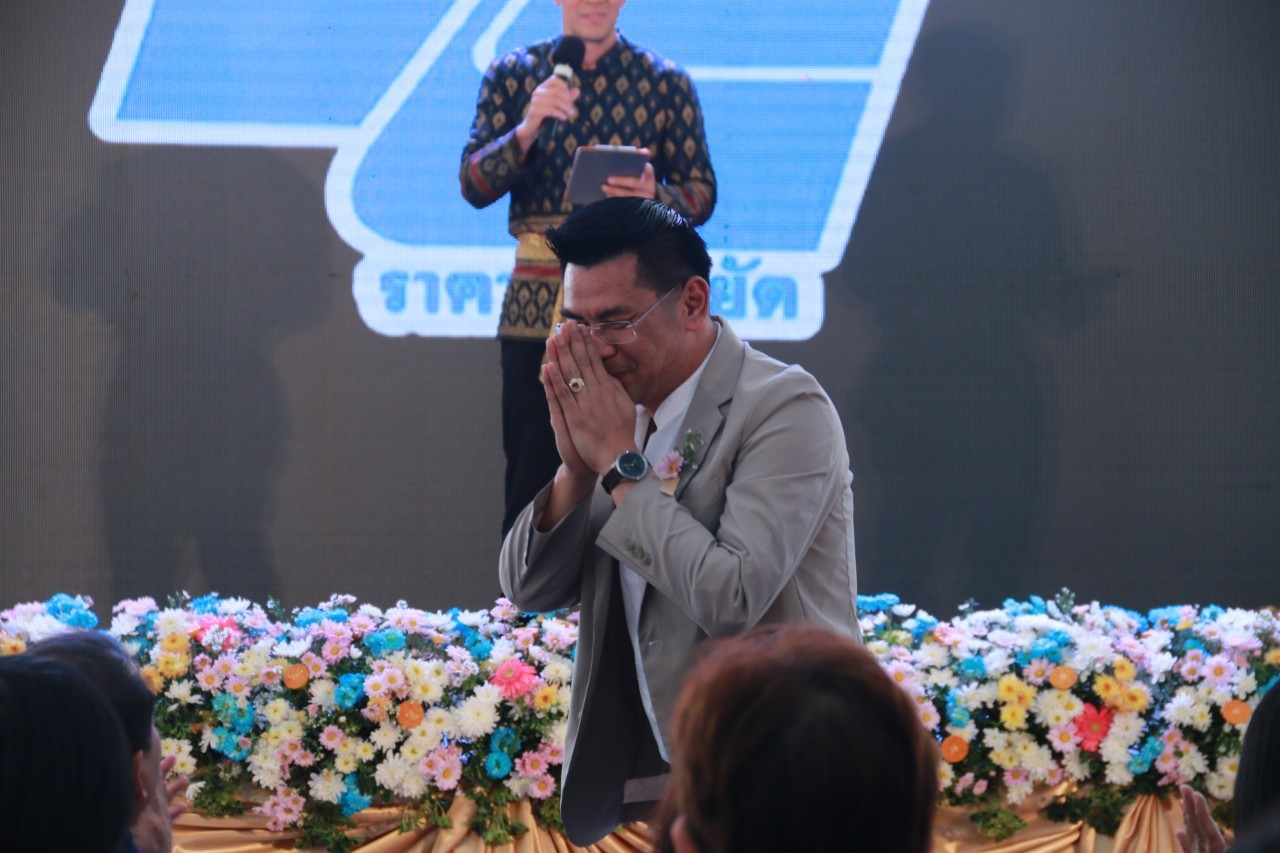 เปิดงานมหกรรมธงฟ้าลดค่าครองชีพผู้ประสบภัยจังหวัดบุรีรัมย์