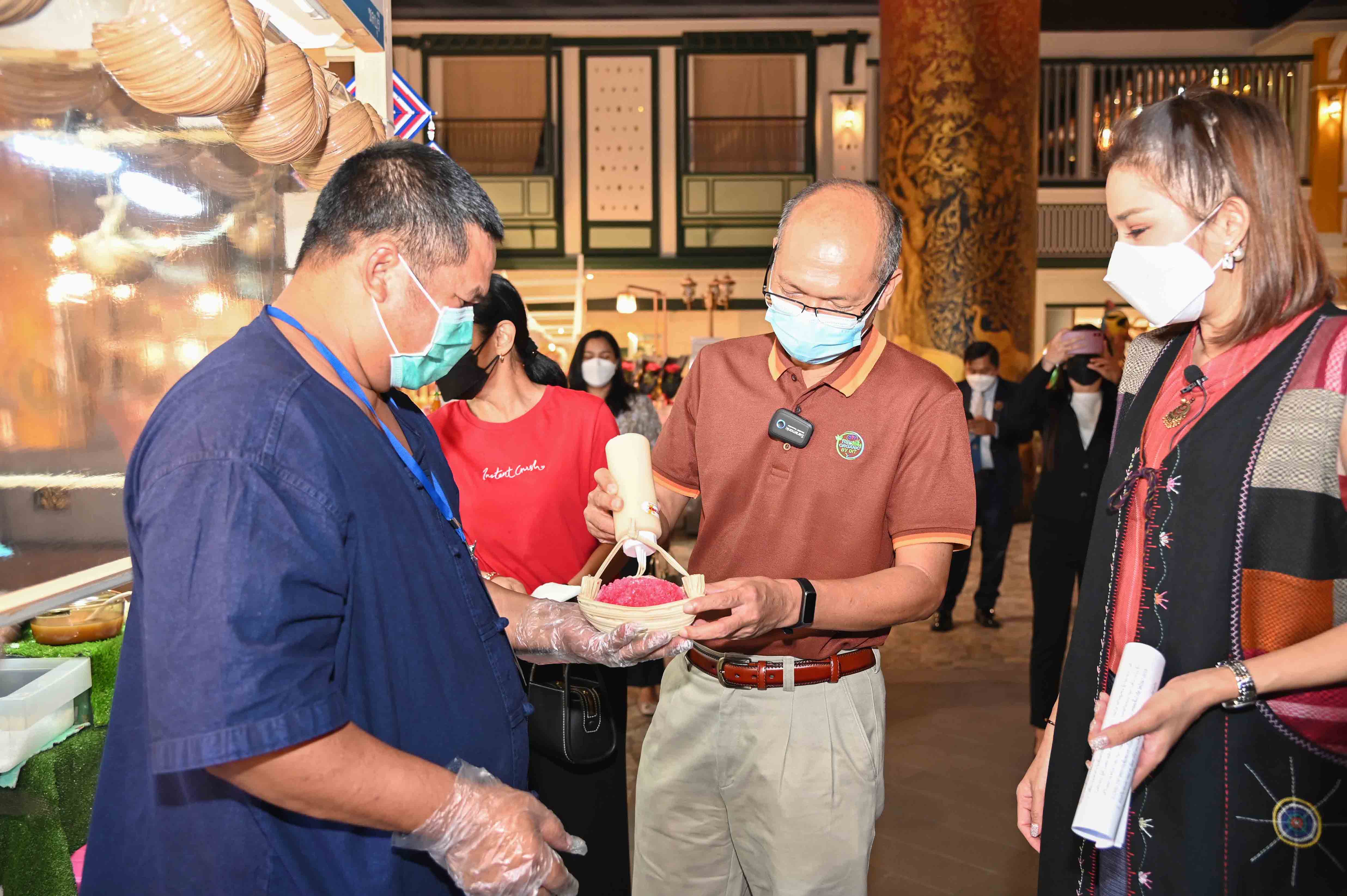 รองอธิบดีกรมการค้าภายใน ตรวจเยี่ยมร้านค้าในงานตลาดเที่ยวได้สไตล์ไทยๆ Village to town