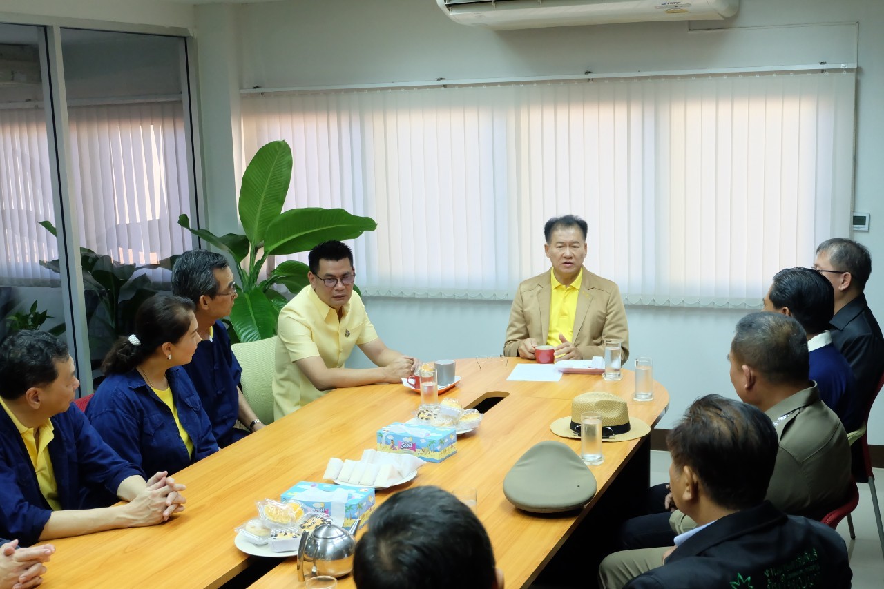 รองอธิบดีร่วมงานเกษตรสัมพันธ์ "มัน ใหญ่ มาก"