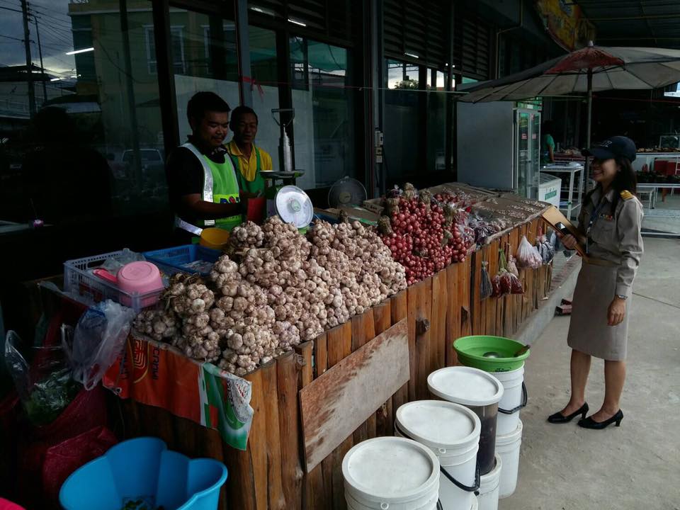 23346_ตรวจป้ายราคาและเครื่องชั่งในตลาด.jpg