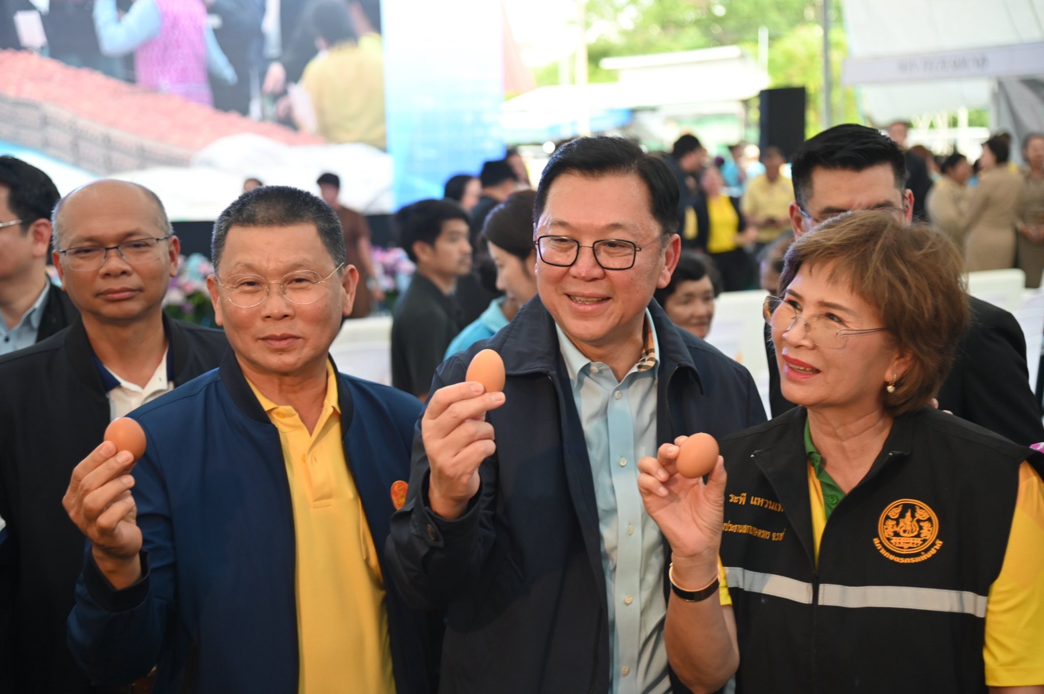 “พาณิชย์”เดินหน้า “ไทยทำ ไทยใช้ ไทยช่วยไทย” จัดธงฟ้าราชบุรีลดสูงสุด 60% เตรียมต่อยอดลดราคาปุ๋ย-ยา ช่วยเกษตรกร