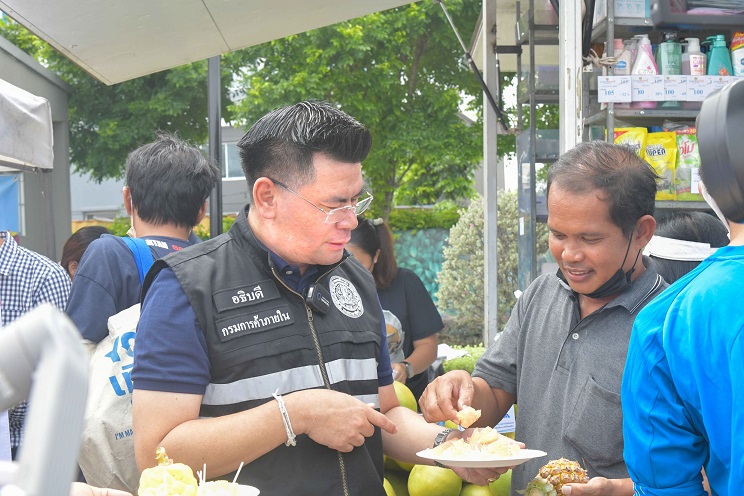 พาณิชย์ร่วมมือกับ บมจ.เสนา นำผลไม้จากเกษตรกรมาจำหน่าย