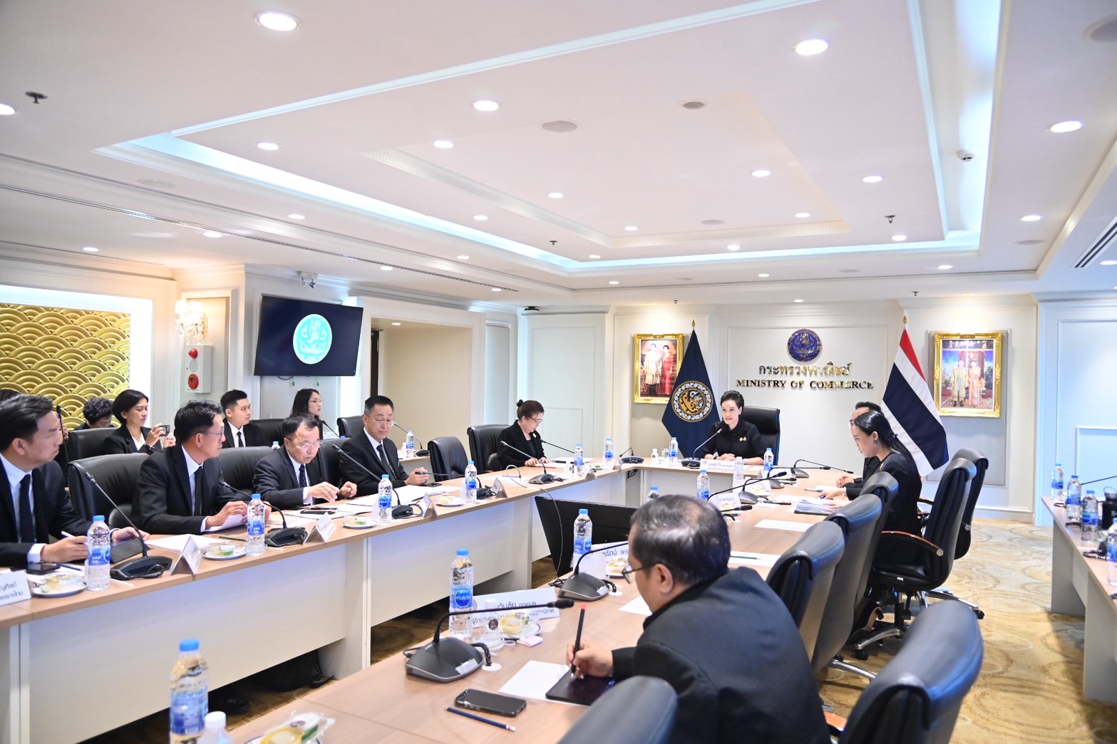 ข่าวเลขที่ 33/2568 พาณิชย์ หารือ 4 สมาคมข้าวและพืชไร่ รับฟังปัญหา ข้อเสนอแนะ เตรียมมาตรการดูแลราคาข้าวและพืชผลทางการเกษตร ก่อนเข้า นบข. 18 พ.ย.นี้ (14 พฤศจิกายน 2568)