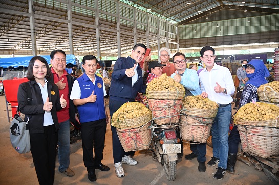 พาณิชย์ ลงพื้นที่ตรวจติดตามสถานการณ์ผลผลิตลองกอง