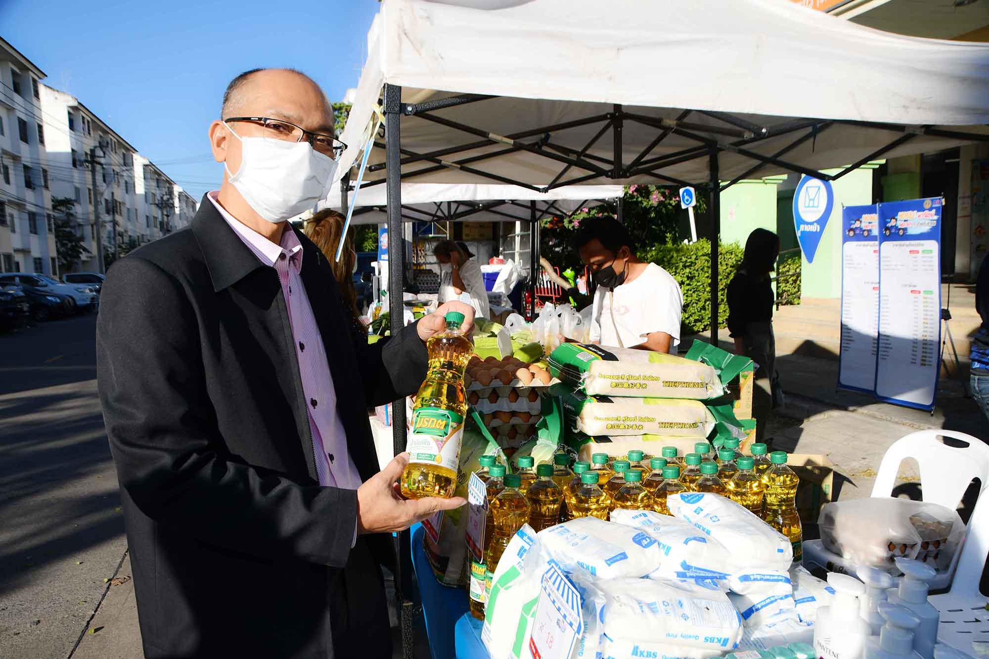 ตรวจติดตามรถโมบายพาณิชย์ลดราคาช่วยประชาชน ณ ศูนย์ชุมชนบ้านเอื้ออาทรนนทบุรี 