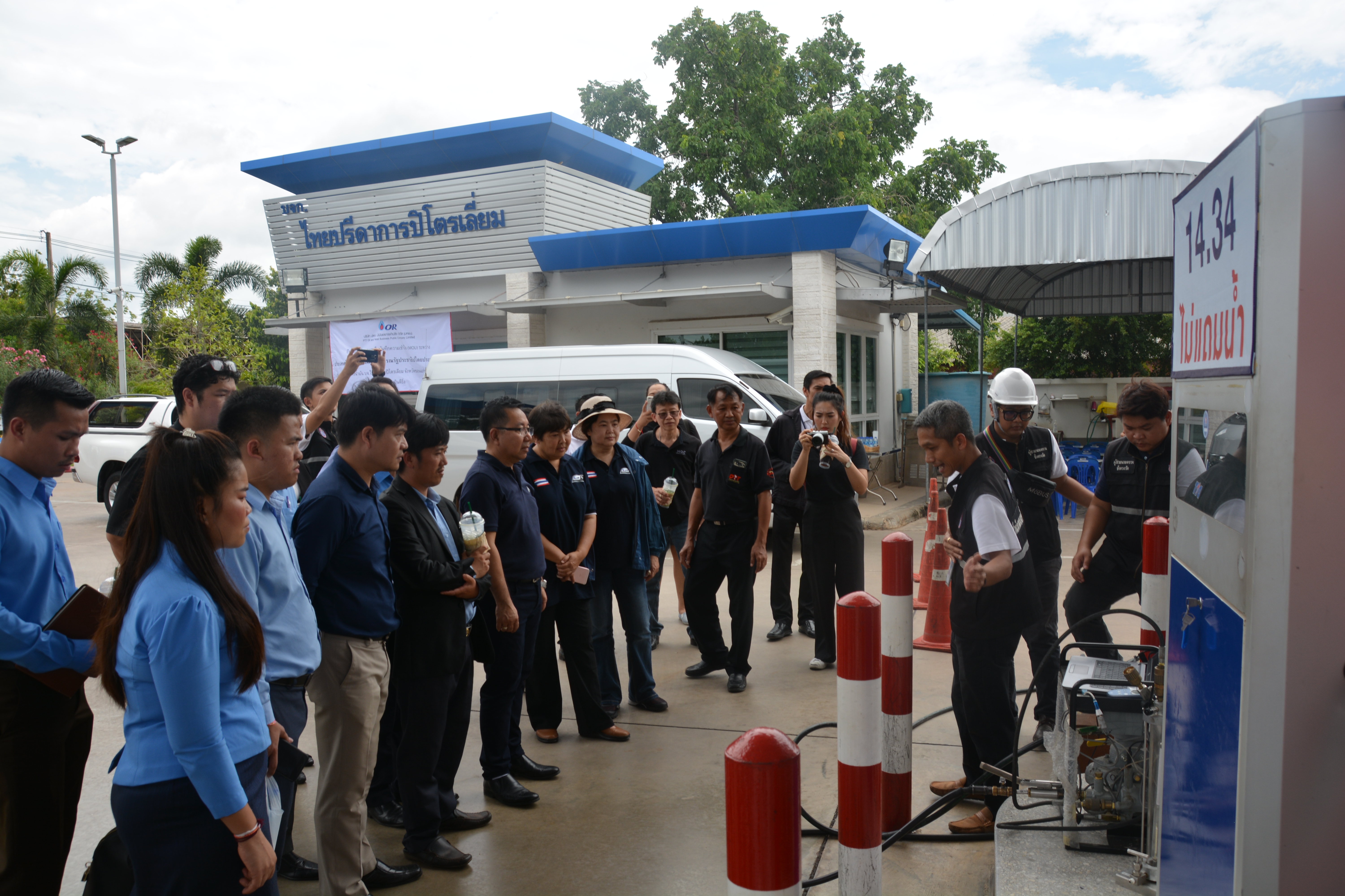 รองอธิบดีกรมการค้าภายใน นำคณะสปป.ลาวเยี่ยมชมการสาธิตวิธีการตรวจสอบมาตรวัดปริมาตรน้ำมันเชื้อเพลิง