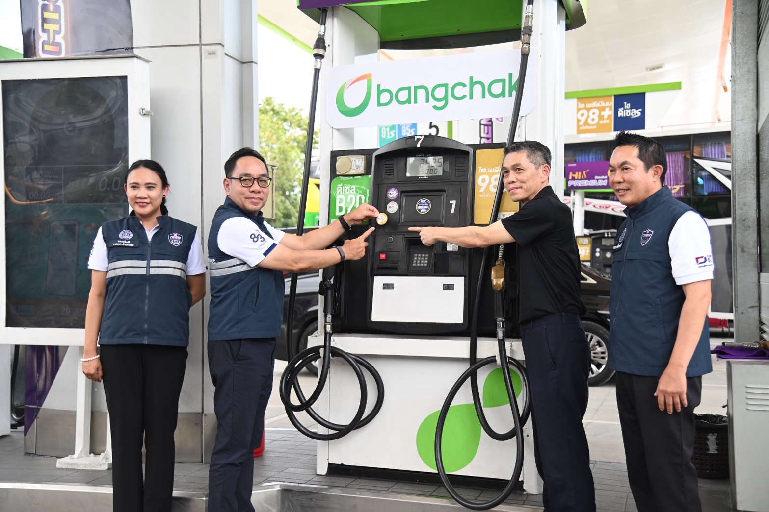 DIT ตรวจสอบมาตรวัดปริมาตรน้ำมันเชื้อเพลิง  พร้อมมอบป้ายสัญลักษณ์โครงการหัวจ่ายเชื้อเพลิงมาตรฐาน (สีทอง)