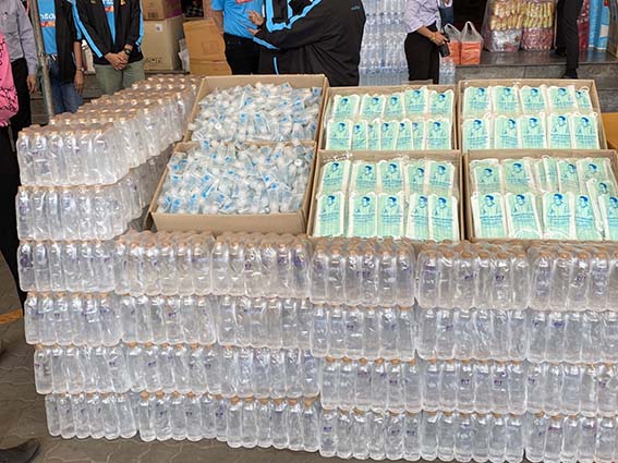 รองอธิบดีลองพื้นที่มอบของให้ผู้ประสบภัยโรงงานระเบิด