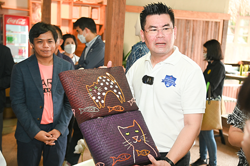 หมู่บ้านทำมาค้าขายกระจูดวรรณี