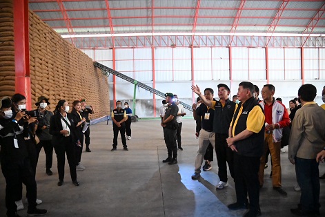 พาณิชย์ตรวจสอบคุณภาพข้าวสาร ในสต๊อกของรัฐบาล