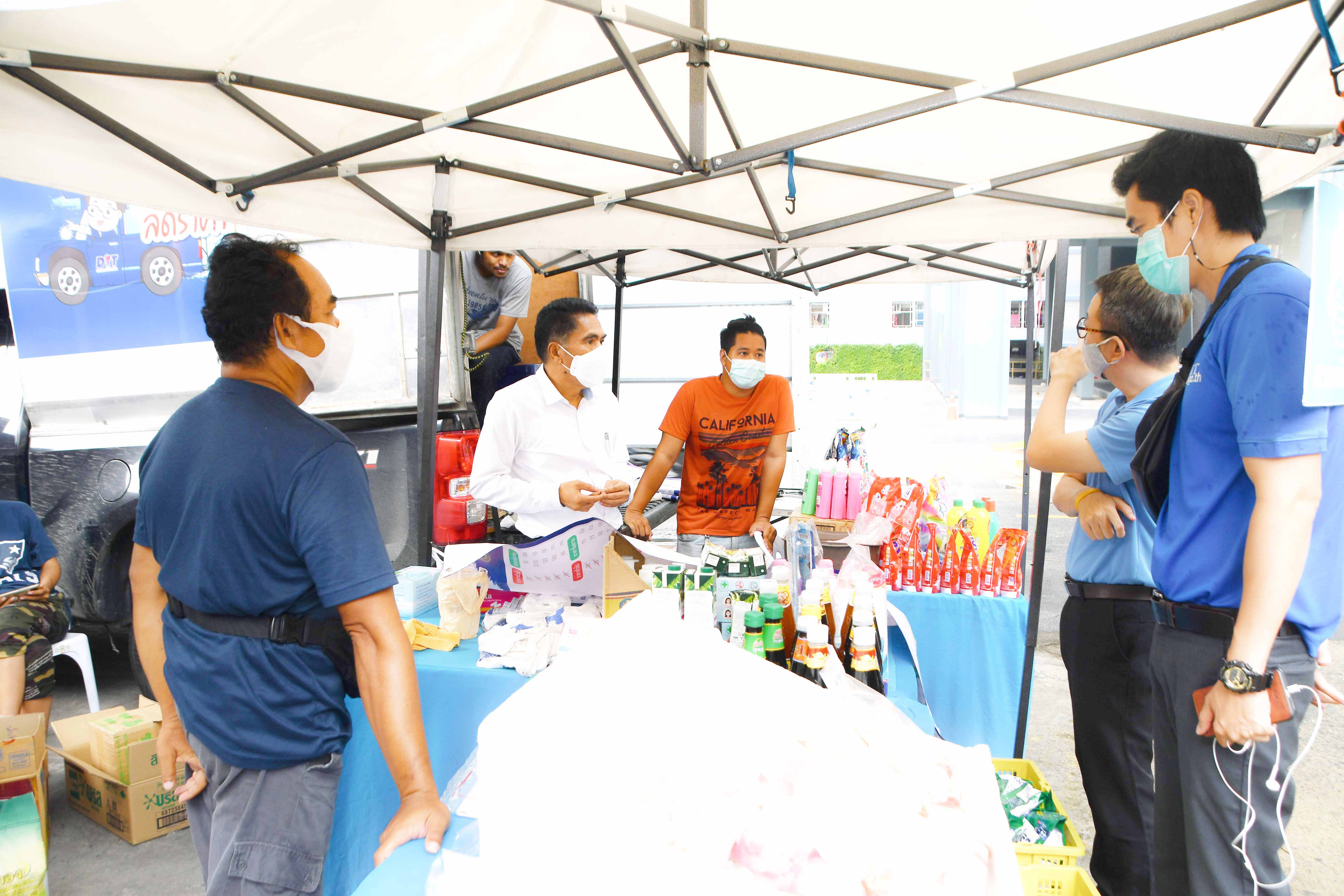 รองอธิบดีตรวจติดตามการจำหน่ายสินค้าโมบายพาณิชย์ 