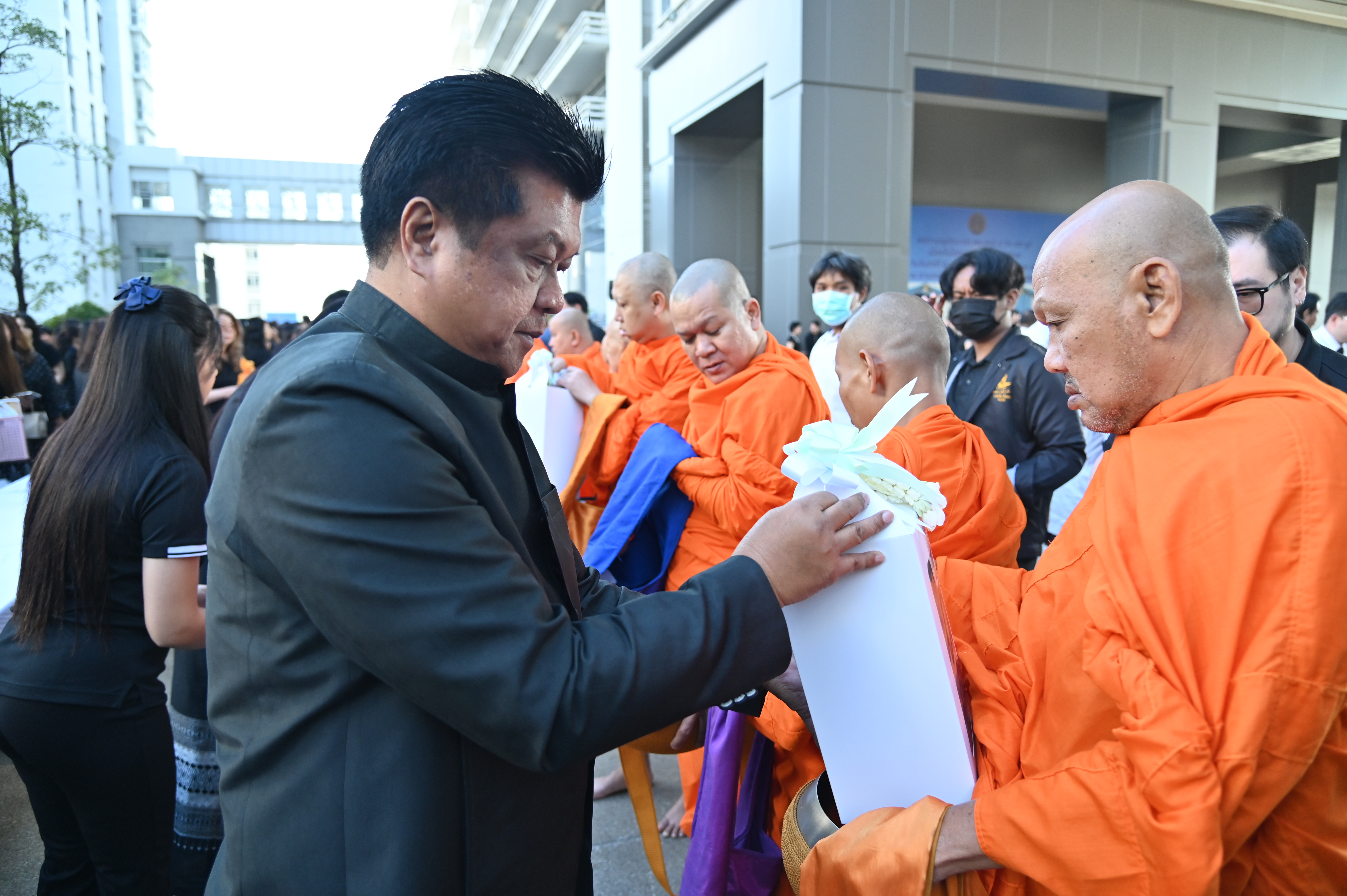 พิธีตักบาตร พระสงฆ์ 9 วัด 99 รูป เนื่องในโอกาสวันขึ้นปีใหม่ 2569