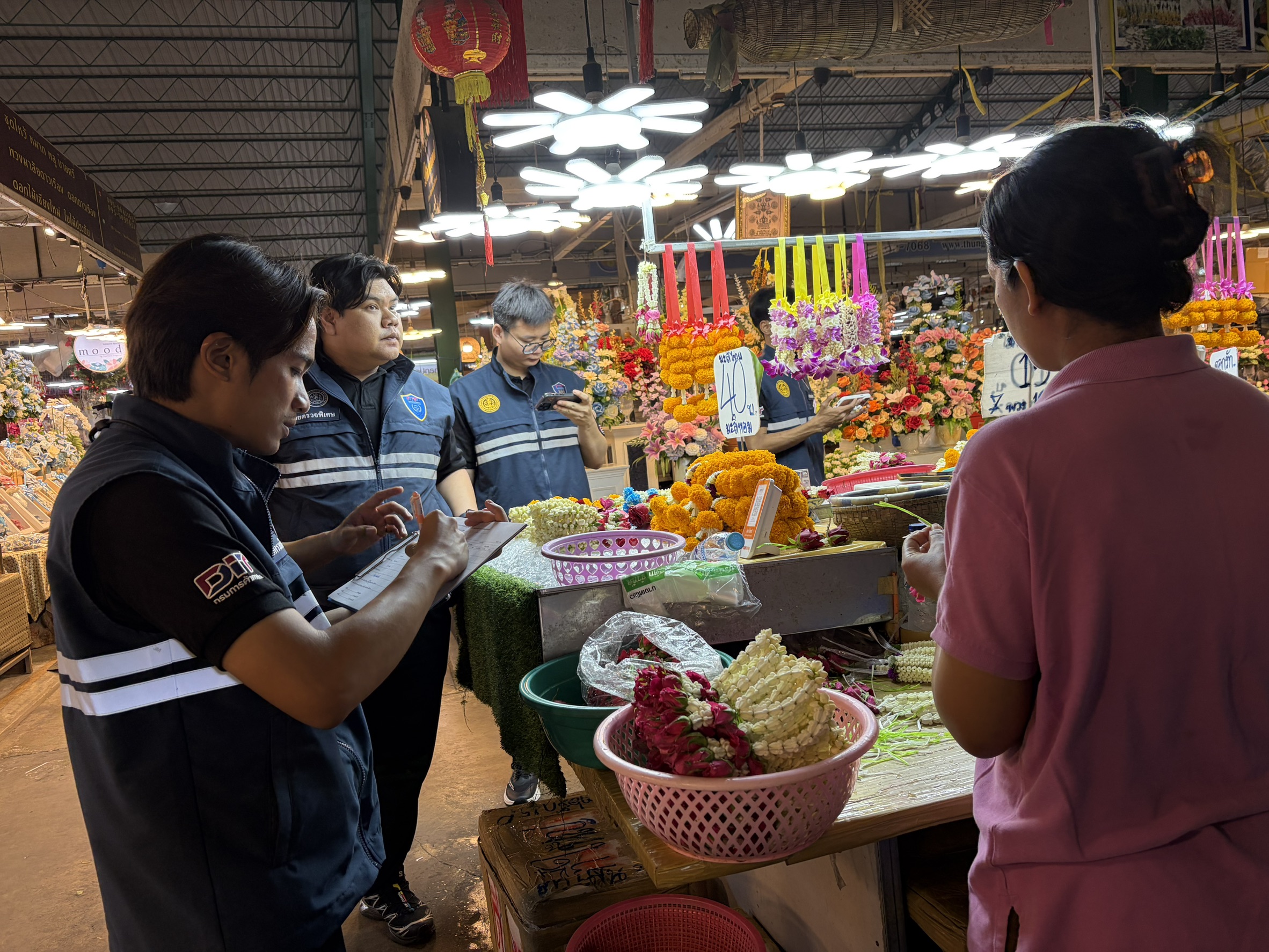 ข่าวเลขที่ 194/2569 กรมการค้าภายในลงพื้นที่ปากคลองตลาด เช็คสถานการณ์มะลิวันแม่ แนะประชาชนเลือกเปรียบเทียบราคา–คุณภาพ จากหลายร้าน ผู้ค้าต้องปิดป้ายชัด จำหน่ายราคาสมเหตุสมผล หากฉวยโอกาสขึ้นราคา ตรวจสอบต้นทุน–ดำเนินการตามกฎหมาย (11 สิงหาคม 2569)