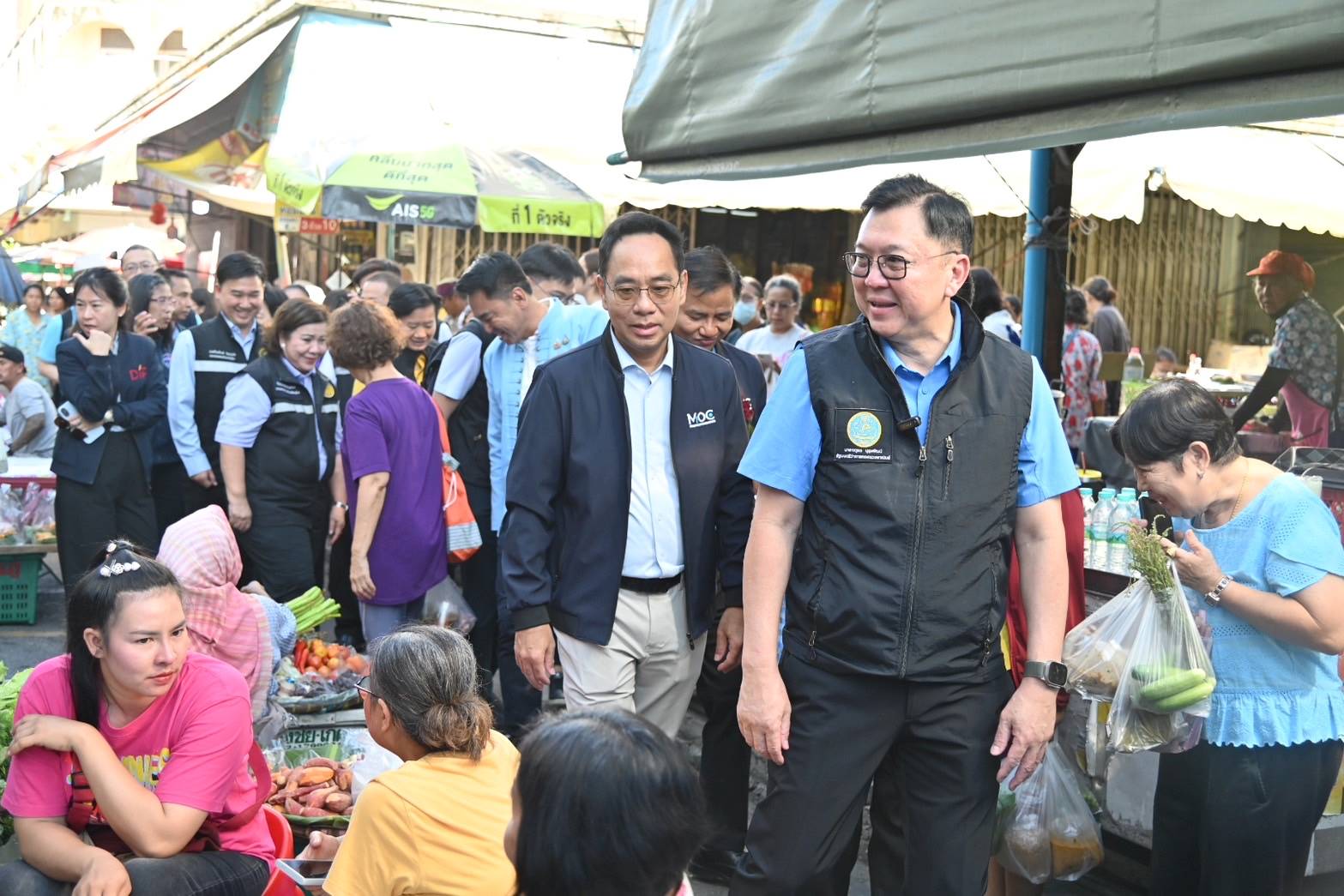 พาณิชย์ ลงพื้นที่ 3 จังหวัด ดูแลราคาสินค้าลดต้นทุนเกษตรกร-แก้ปัญหาราคาข้าว พร้อมมอบถุงยังชีพช่วยเหลือผู้ประสบภัยน้ำท่วม