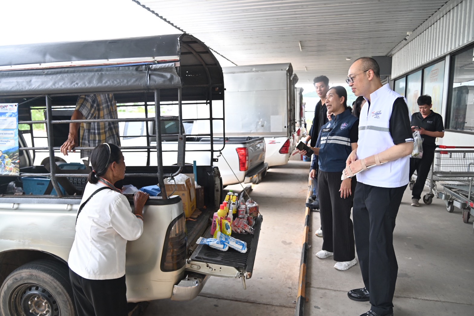 ข่าวเลขที่ 176/2569 พาณิชย์ติดตาม “รถพุ่มพวง” ภาคอีสาน เสียงตอบรับดี ประชาชนชี้ช่วยลดค่าครองชีพได้จริง ผู้ประกอบการยอดขายเพิ่ม (2 กรกฎาคม 2569)