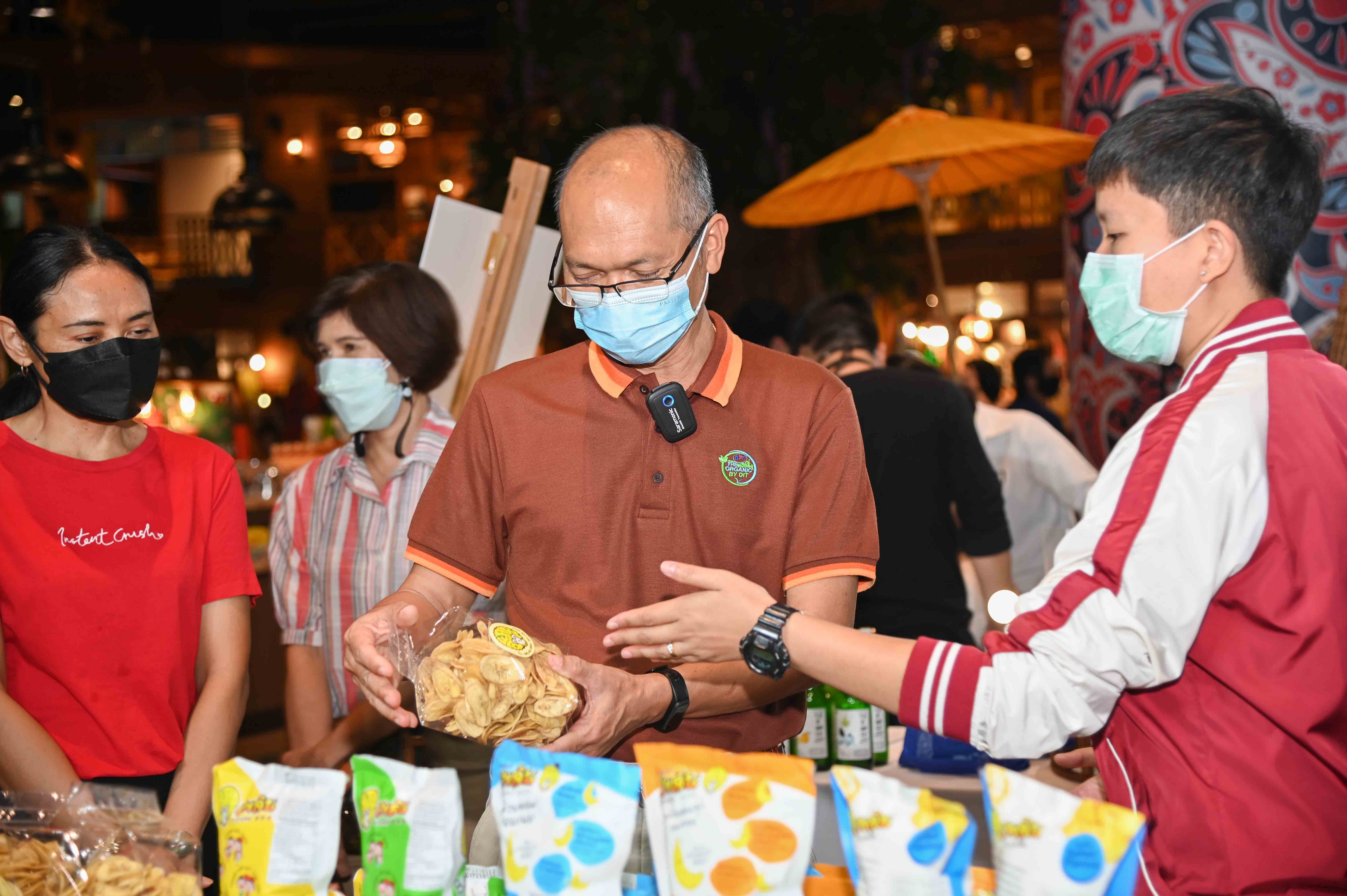 รองอธิบดีกรมการค้าภายใน ตรวจเยี่ยมร้านค้าในงานตลาดเที่ยวได้สไตล์ไทยๆ Village to town