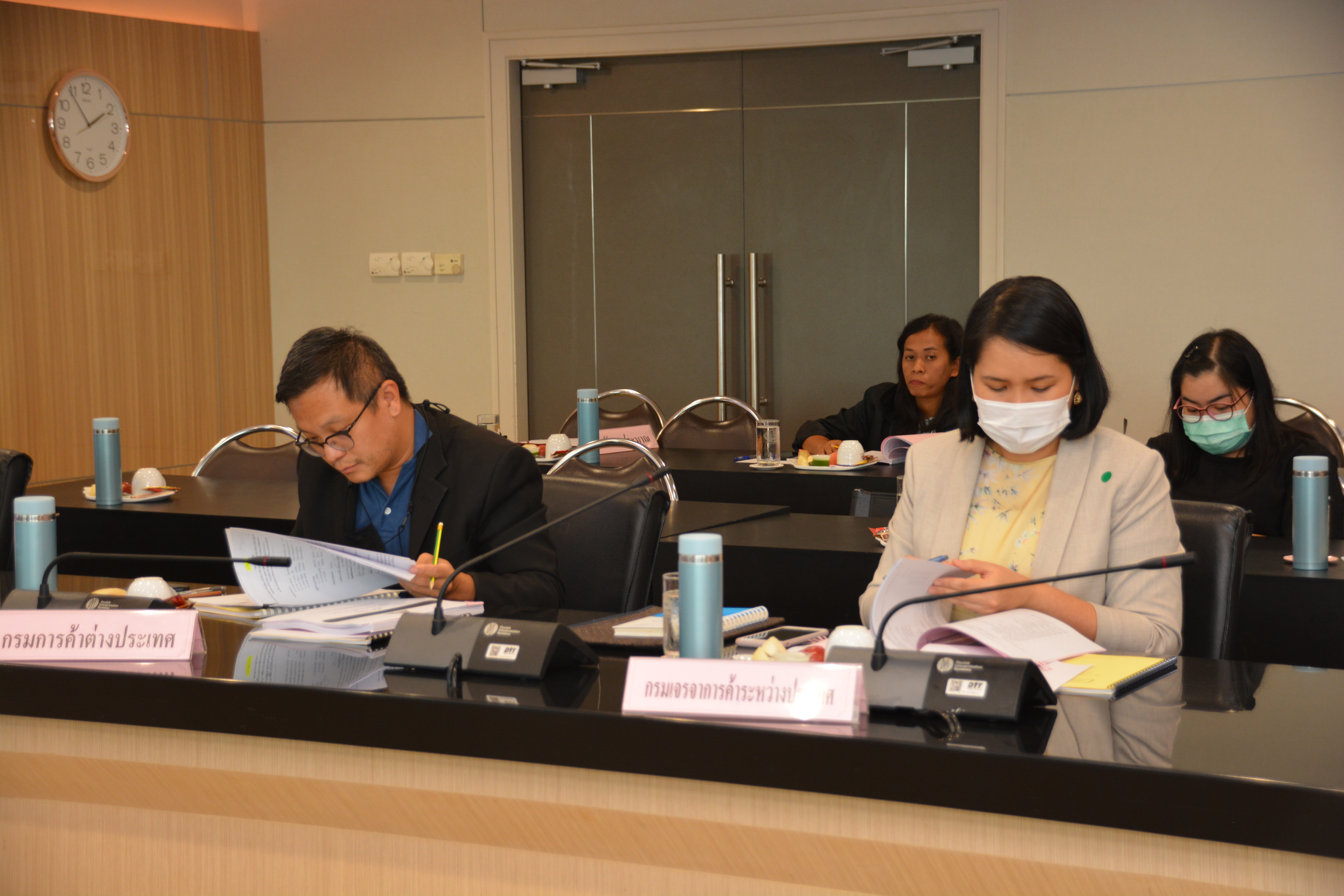 รองอธิบดีประชุมคณะอนุกรรมการกลั่นกรองเรื่องเสนอคณะกรรมการบริหารกองทุนรวมเพื่อช่วยเหลือเกษตรกร