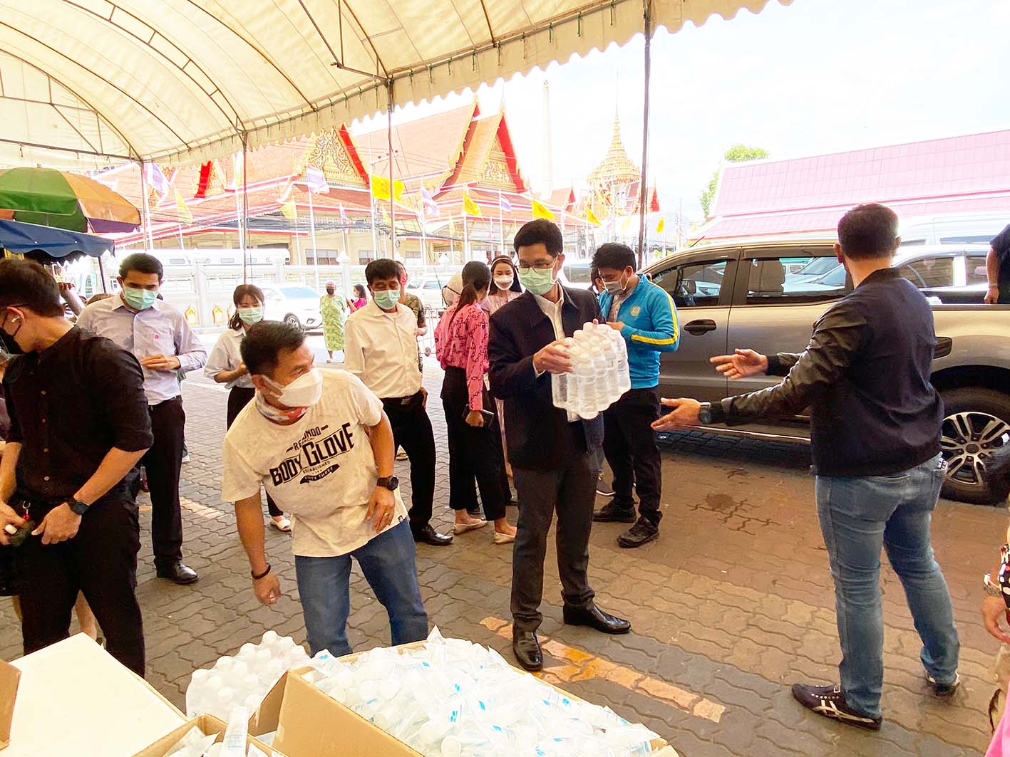 รองอธิบดีลองพื้นที่มอบของให้ผู้ประสบภัยโรงงานระเบิด