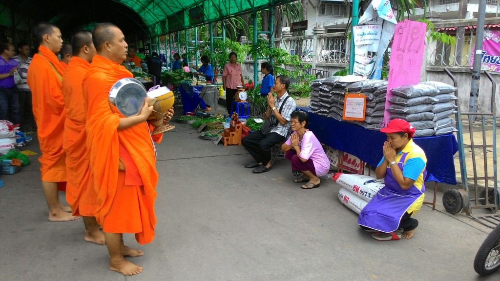 21502_ทำบุญตักบาตรตอนเช้า ทุกวันเสาร์.jpg
