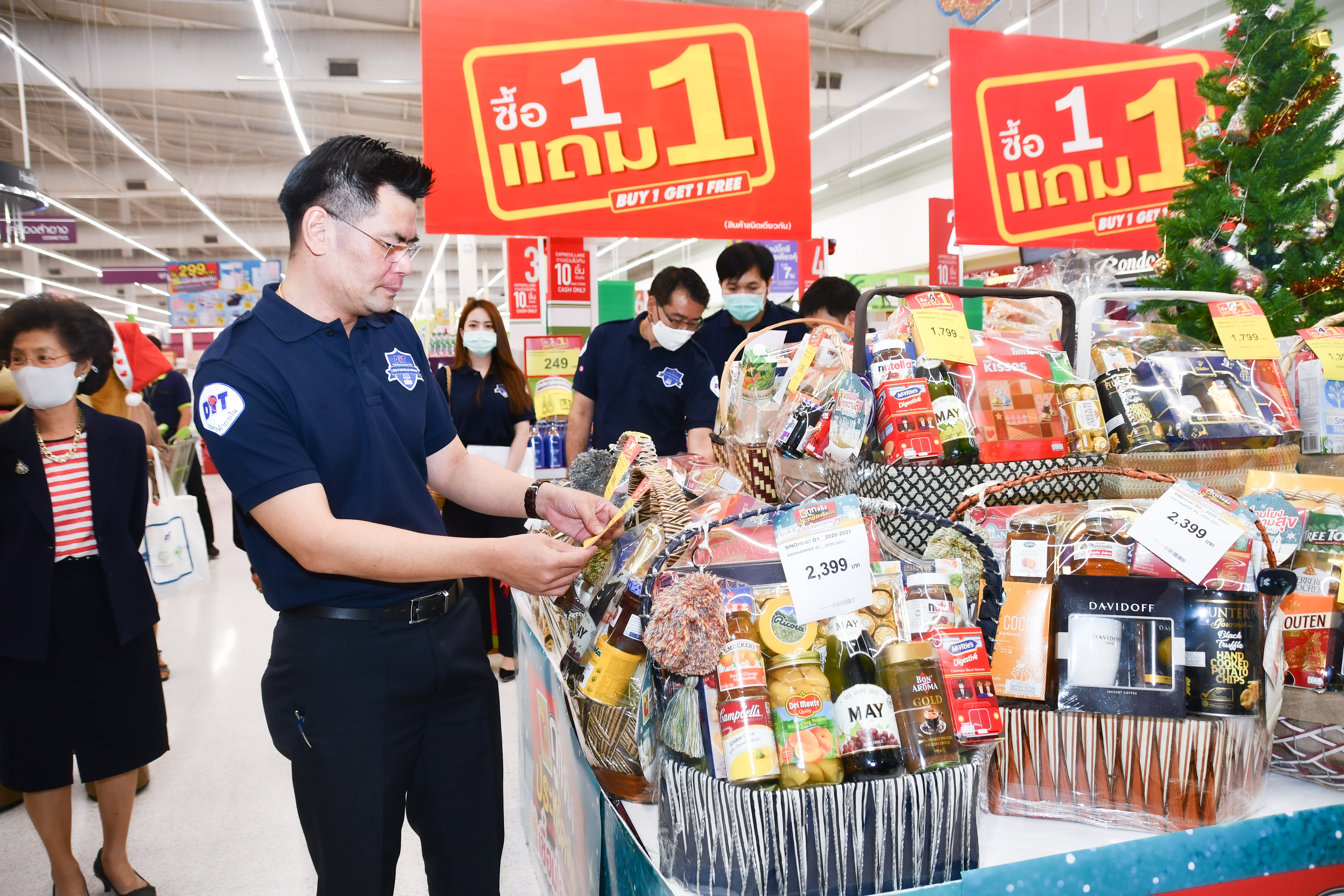 อธิบดีลงพื้นที่ตรวจสอบการปิดป้ายแสดงราคากระเช้าของขวัญปีใหม่