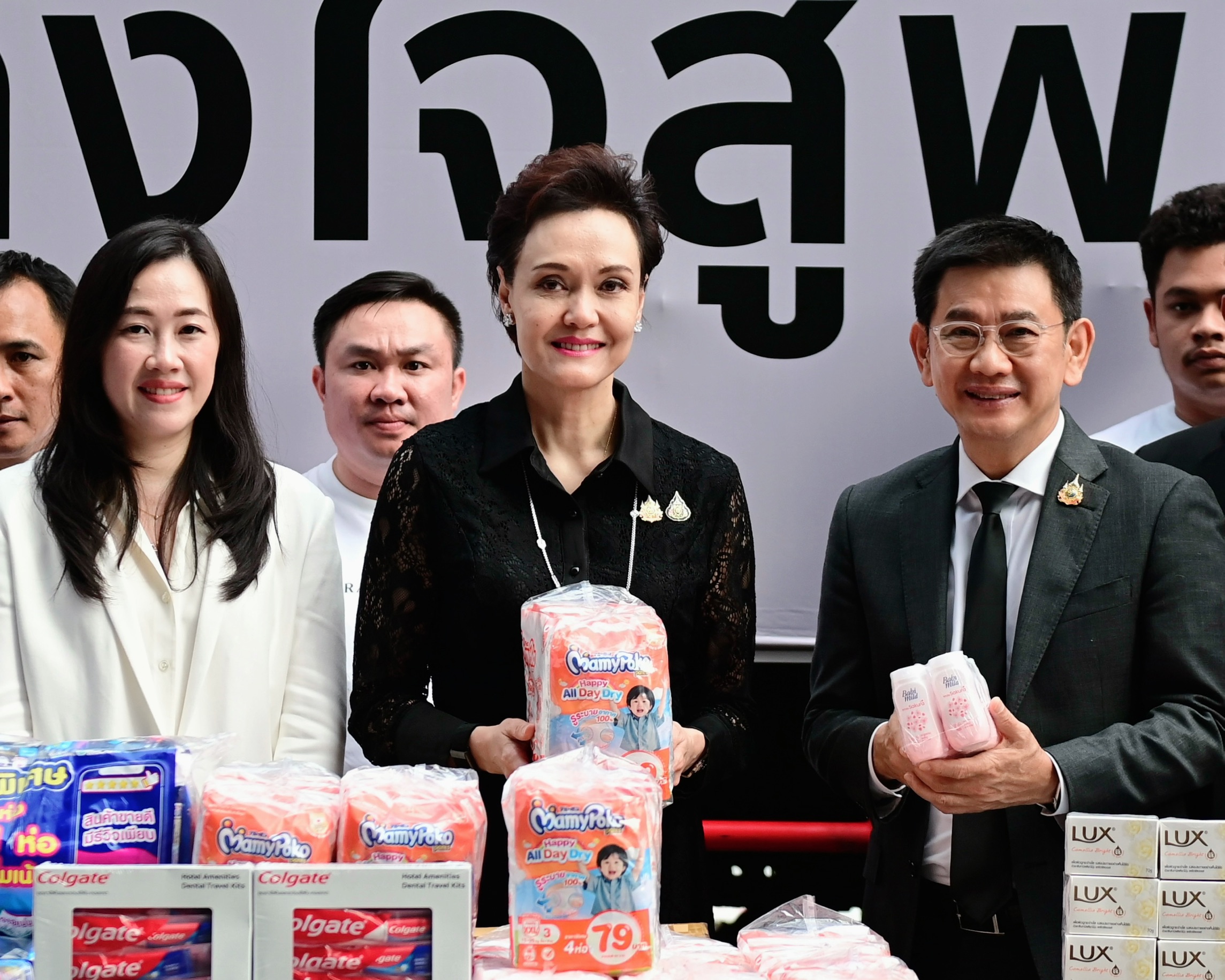 ข่าวเลขที่ 49/2569 “พาณิชย์” รวมใจไทย ฟื้นแดนใต้ รับมอบสิ่งของบริจาคจากภาคเอกชน 19 ราย รวมกว่า 4.6 แสนชิ้น มูลค่ามากกว่า 26 ล้านบาท เร่งกระจายความช่วยเหลือสู่พื้นที่ฟื้นฟูจากอุทกภัย (9 ธันวาคม 2568)