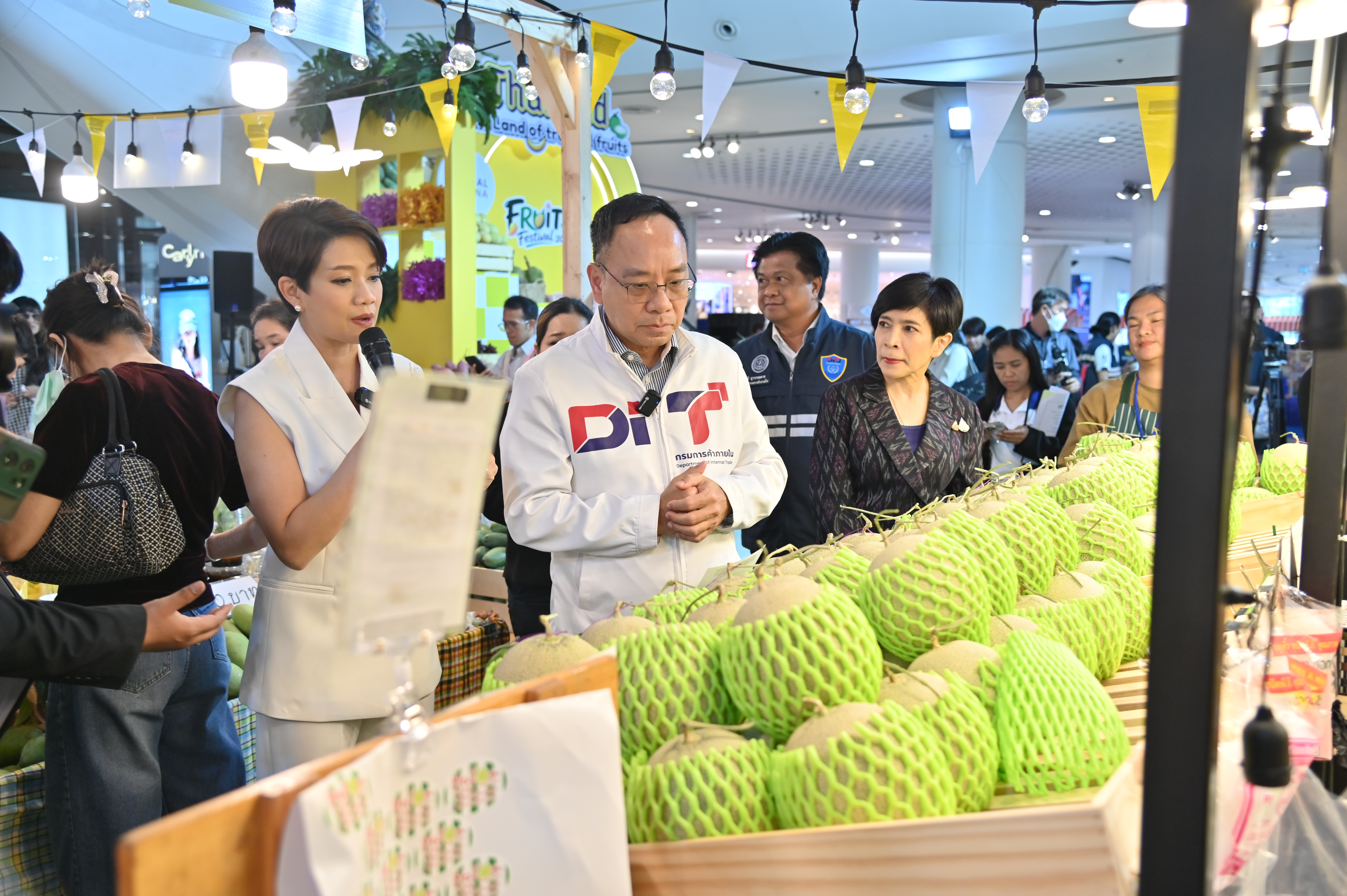 ข่าวเลขที่ 135/2569 “สุดคึกคัก! พาณิชย์ยกสวนผลไม้ไทยบุกเซ็นทรัล เวสต์เกต เปิด ‘Fruits Festival 2026’ รวมทุเรียนหายากทั่วไทย 6-11 พ.ค. คาดขายทะลุ 150 ตัน”  (8 พฤษภาคม 2569)