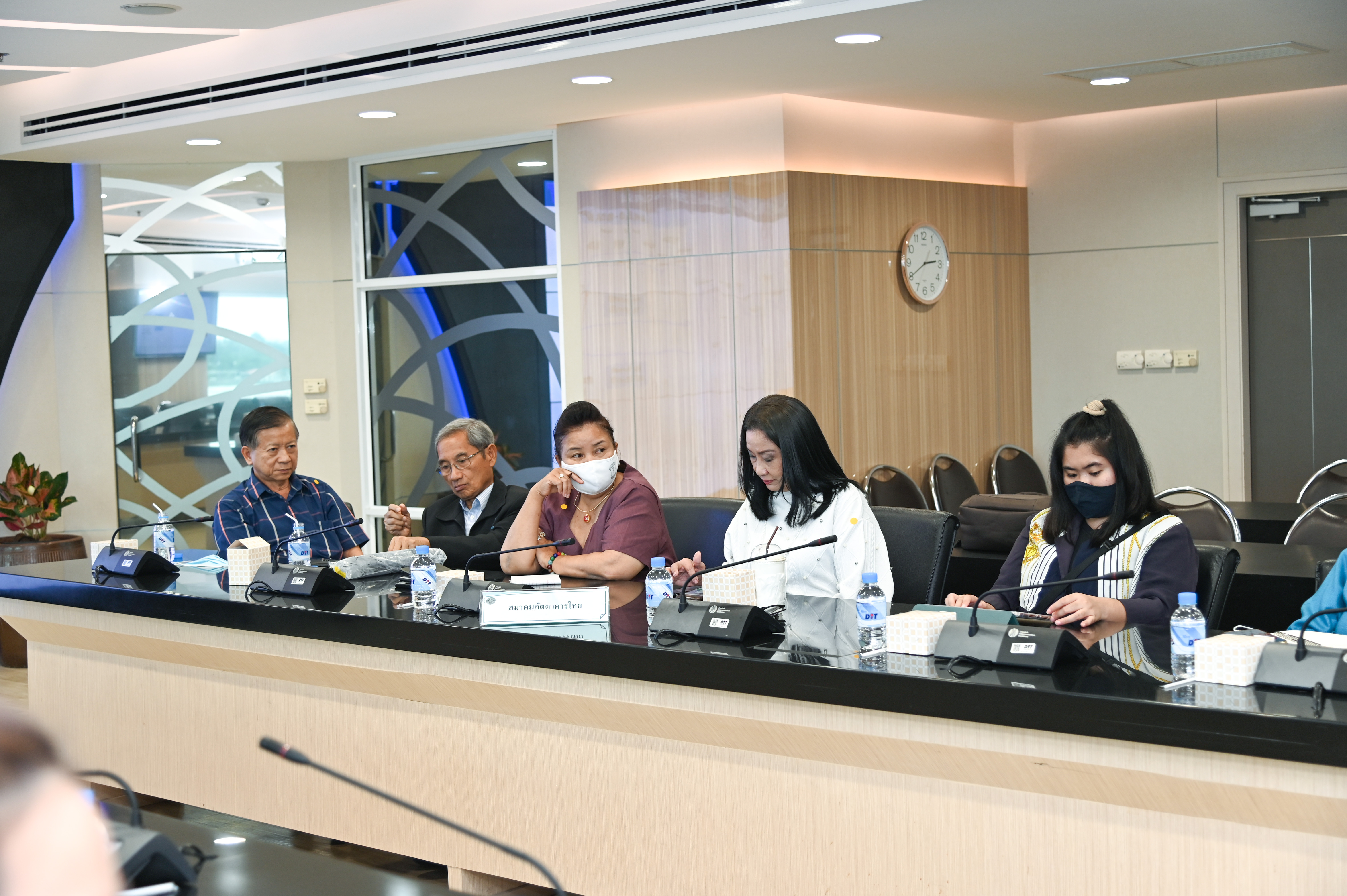 อธิบดีกรมการค้าภายในประชุมหารือแก้ไขข้าวเหนียวตกต่ำ
