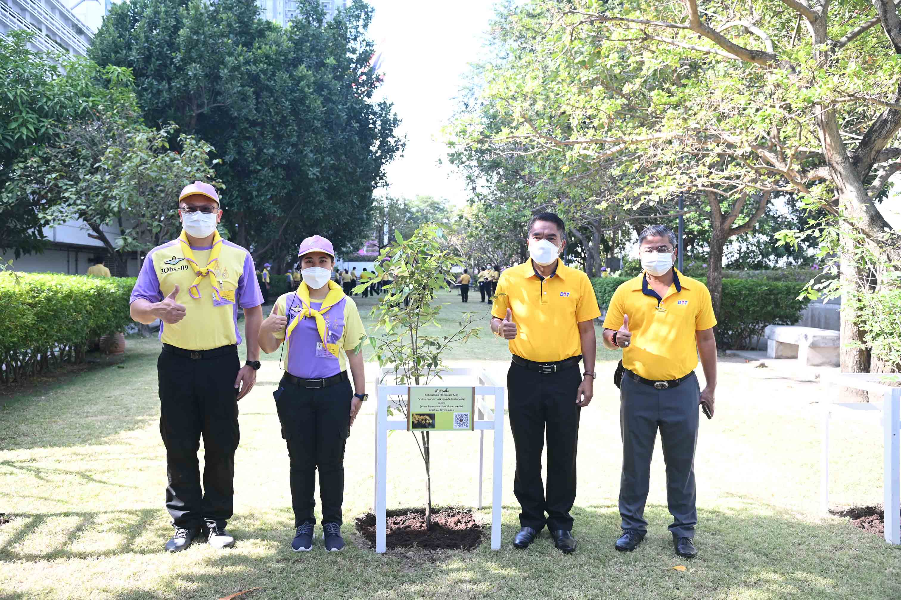 รองอธิบดีกรมการค้าภายใน ร่วมกิจกรรม “พาณิชย์...จิตอาสา ร่วมใจ ปลูกต้นไม้ รักษ์สิ่งแวดล้อม” 