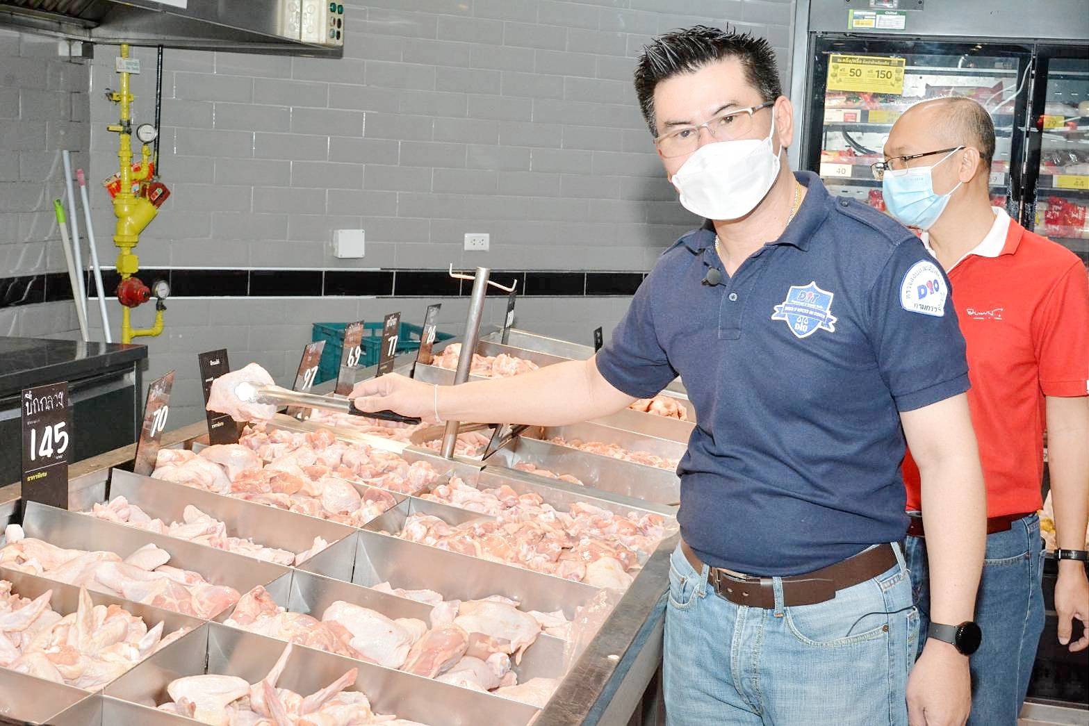 อธิบดีกรมการค้าภายใน ติดตามการจำหน่ายสินค้าภายใต้โครงการ "พาณิชย์ลดราคา ตรุษจีนปีเสือทอง 2565"