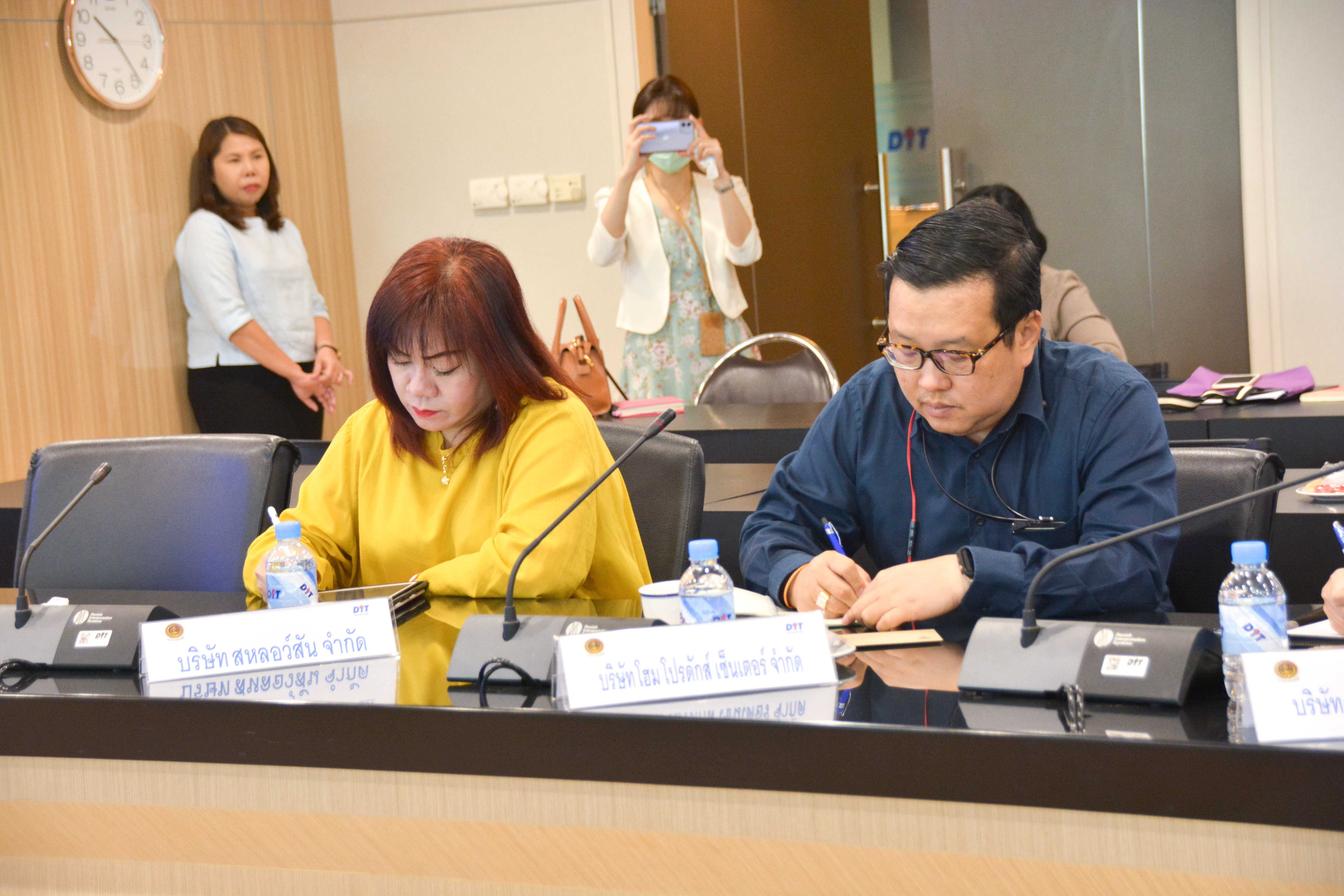การประชุมสถานการณ์การจำหน่ายหน้ากากอนามัยและเจลล้างมือ
