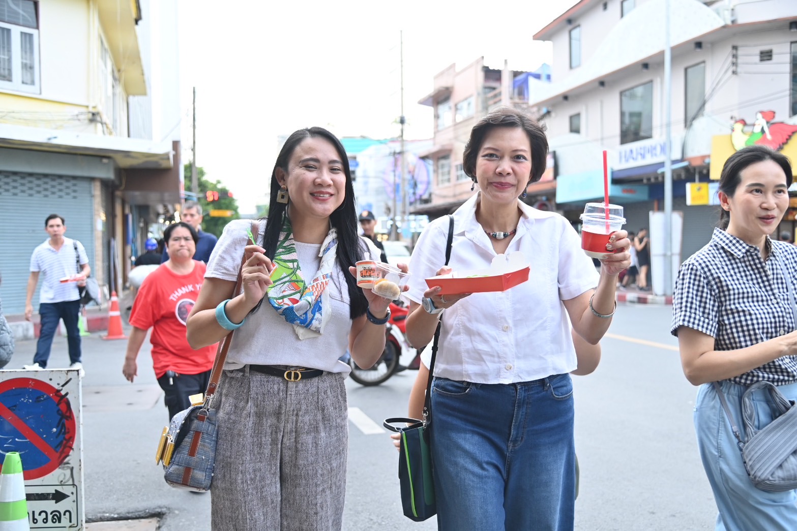 “พาณิชย์”ตรวจเยี่ยมผู้ประกอบการ และประชาสัมพันธ์ ถนนบรรทัดทอง