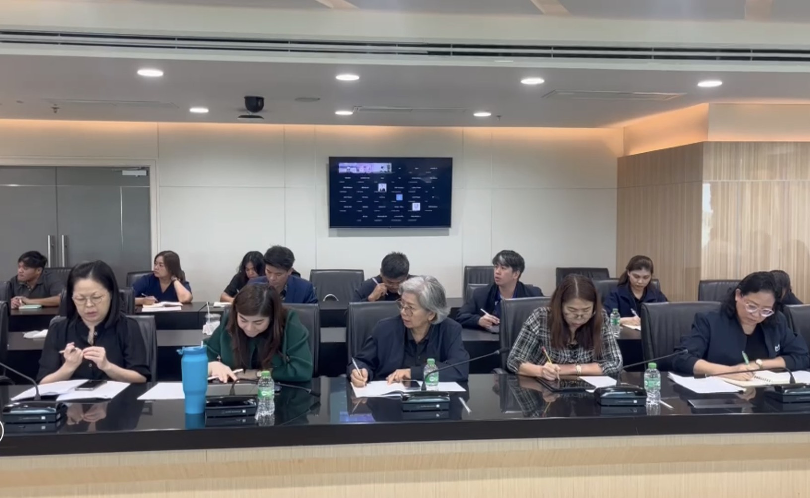 ข่าวเลขที่ 94/2569 ค้าภายใน ถก 9 บิ๊กอุปโภคบริโภค รับมือวิกฤตตะวันออกกลางกระทบต้นทุนบรรจุภัณฑ์ เตรียมยกระดับกฎหมายคุมเข้มสินค้าจำเป็น หากสถานการณ์ยืดเยื้อ (21 มีนาคม 2569)