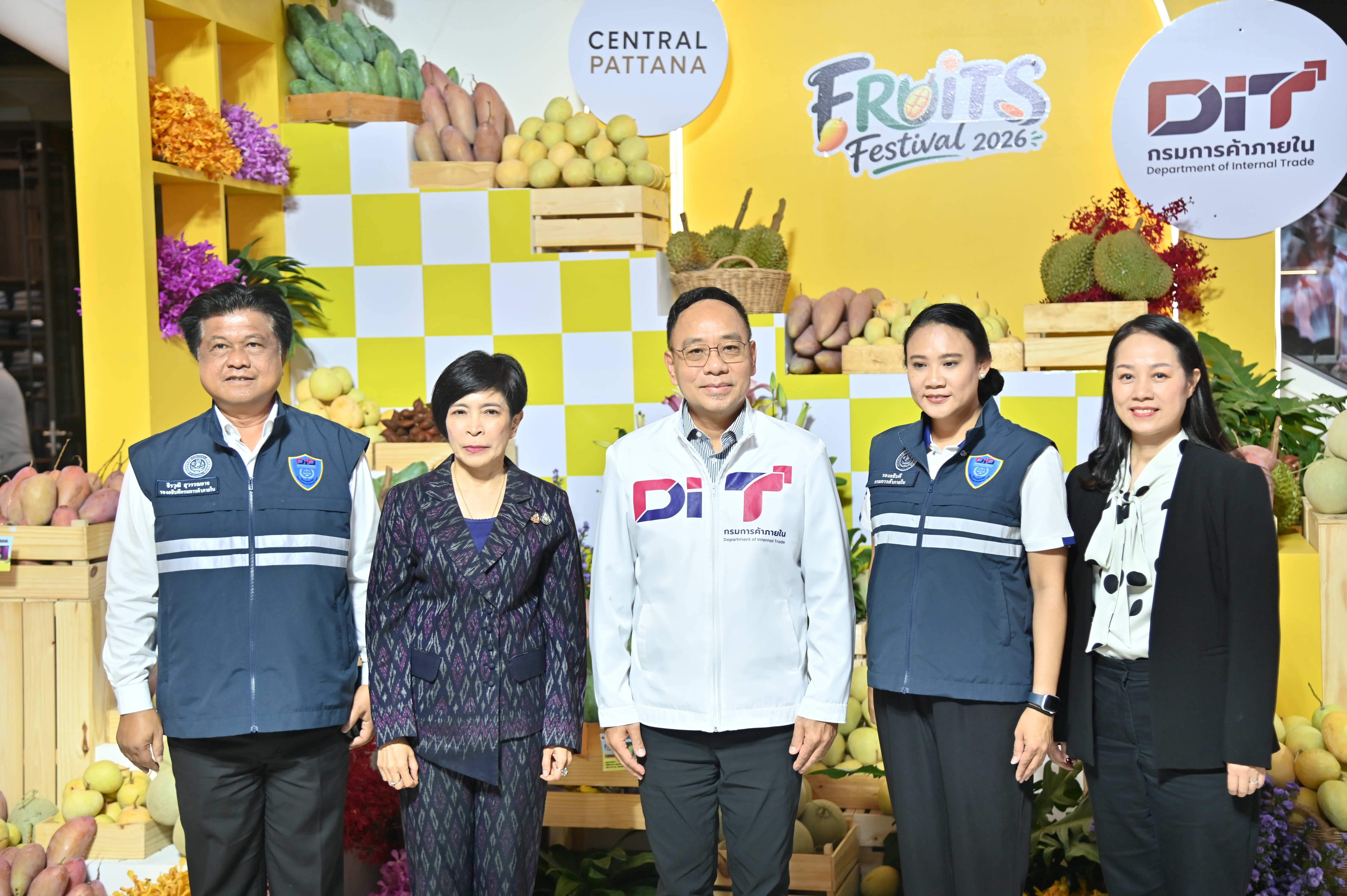 ข่าวเลขที่ 135/2569 “สุดคึกคัก! พาณิชย์ยกสวนผลไม้ไทยบุกเซ็นทรัล เวสต์เกต เปิด ‘Fruits Festival 2026’ รวมทุเรียนหายากทั่วไทย 6-11 พ.ค. คาดขายทะลุ 150 ตัน”  (8 พฤษภาคม 2569)