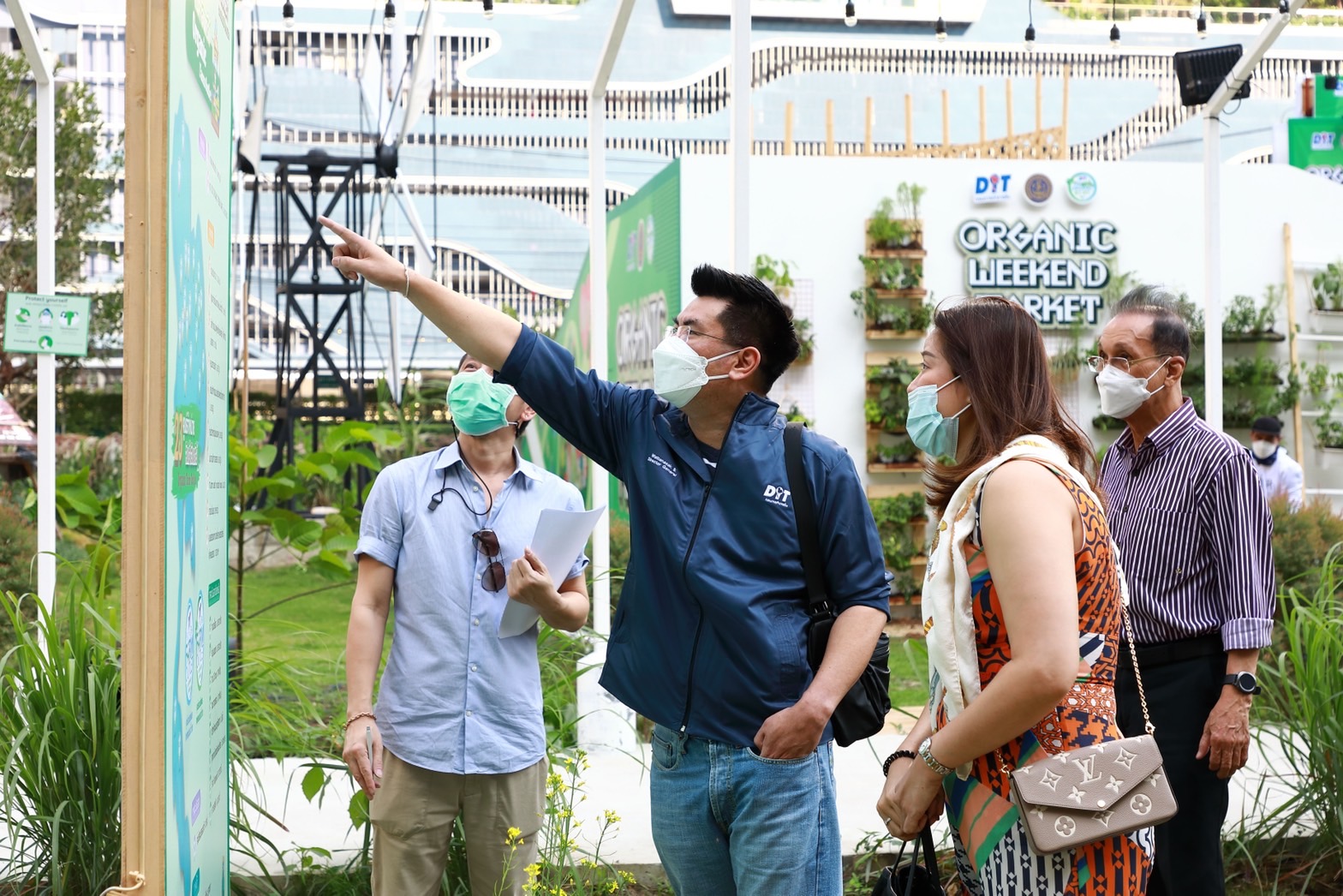 อธิบดีกรมการค้าภายใน ตรวจเยี่ยมร้านค้าในงาน ตลาดนัดอินทรีย์ใจกลางเมือง "Organic Weekend Market 2022"