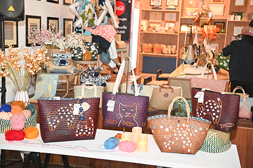 หมู่บ้านทำมาค้าขายกระจูดวรรณี