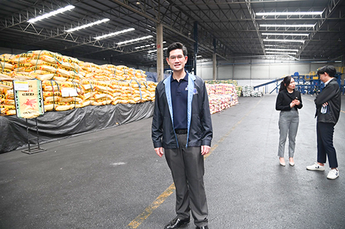 ติดตามสถานการณ์ปริมาณและราคาปุ๋ยเคมี แนะนำช่องทางซื้อปุ๋ย “จับคู่ปุ๋ย ซื้อตรง ถูกเงิน-ถูกใจ” พร้อมตรวจสอบความเป็นธรรมทางการค้าให้เกษตรกร