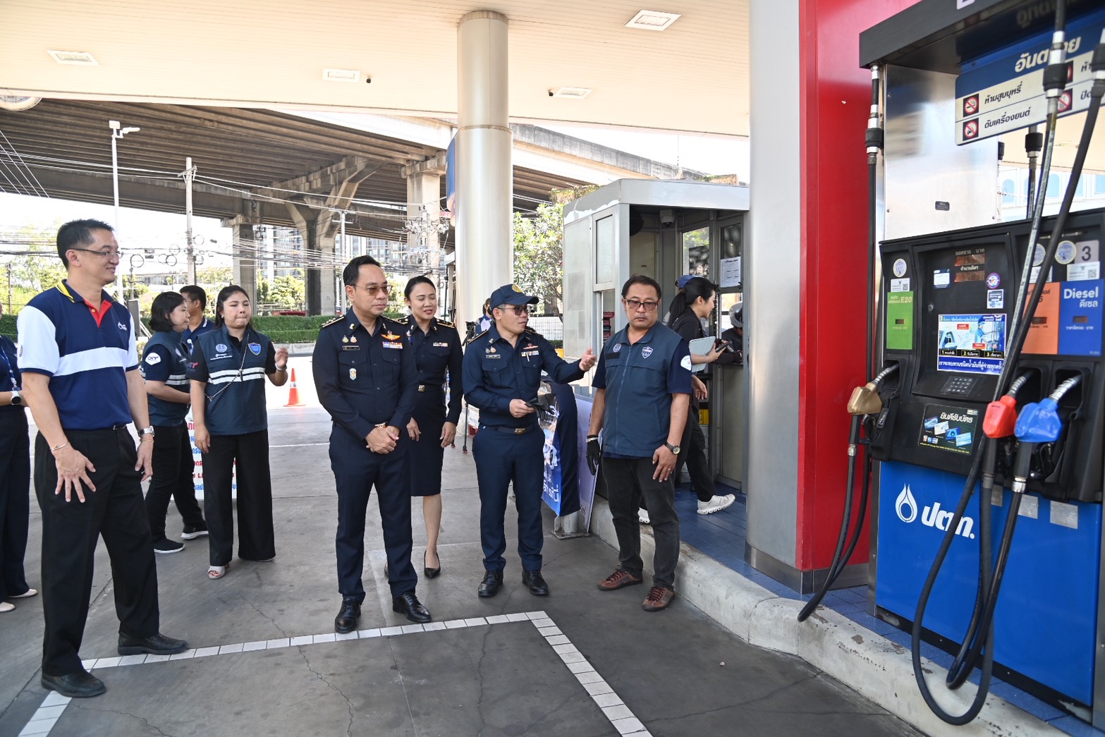 'พาณิชย์' ปูพรมตรวจเข้มช่วงปีใหม่ ตรวจเครื่องชั่ง-หัวจ่ายน้ำมัน-ป้ายราคา สนามบิน สถานีขนส่ง สร้างความเชื่อมั่นประชาชน