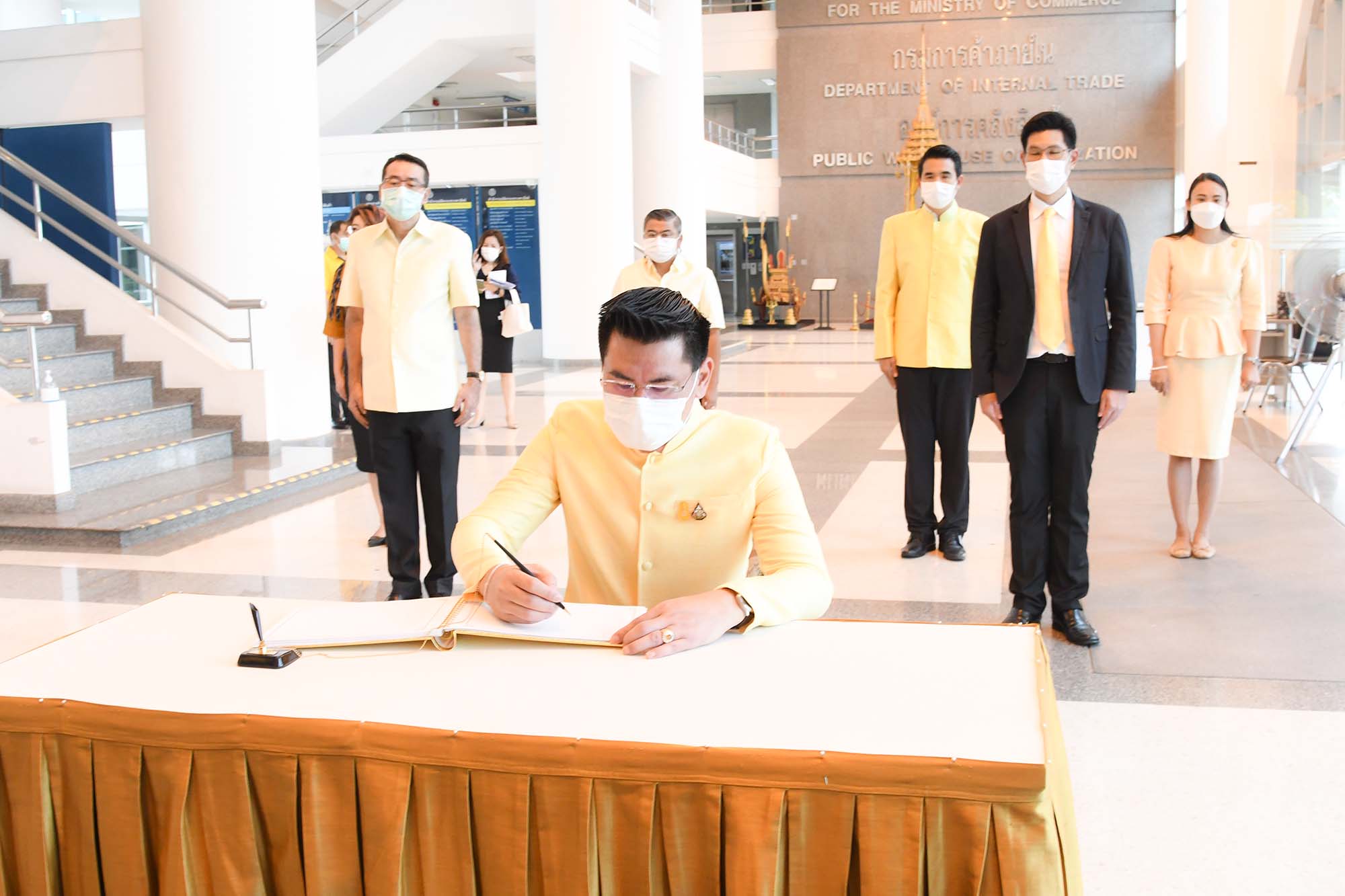 คณะผู้บริหารกรมการค้าภายใน ร่วมพิธีลงนามถวายพระพรฯ
