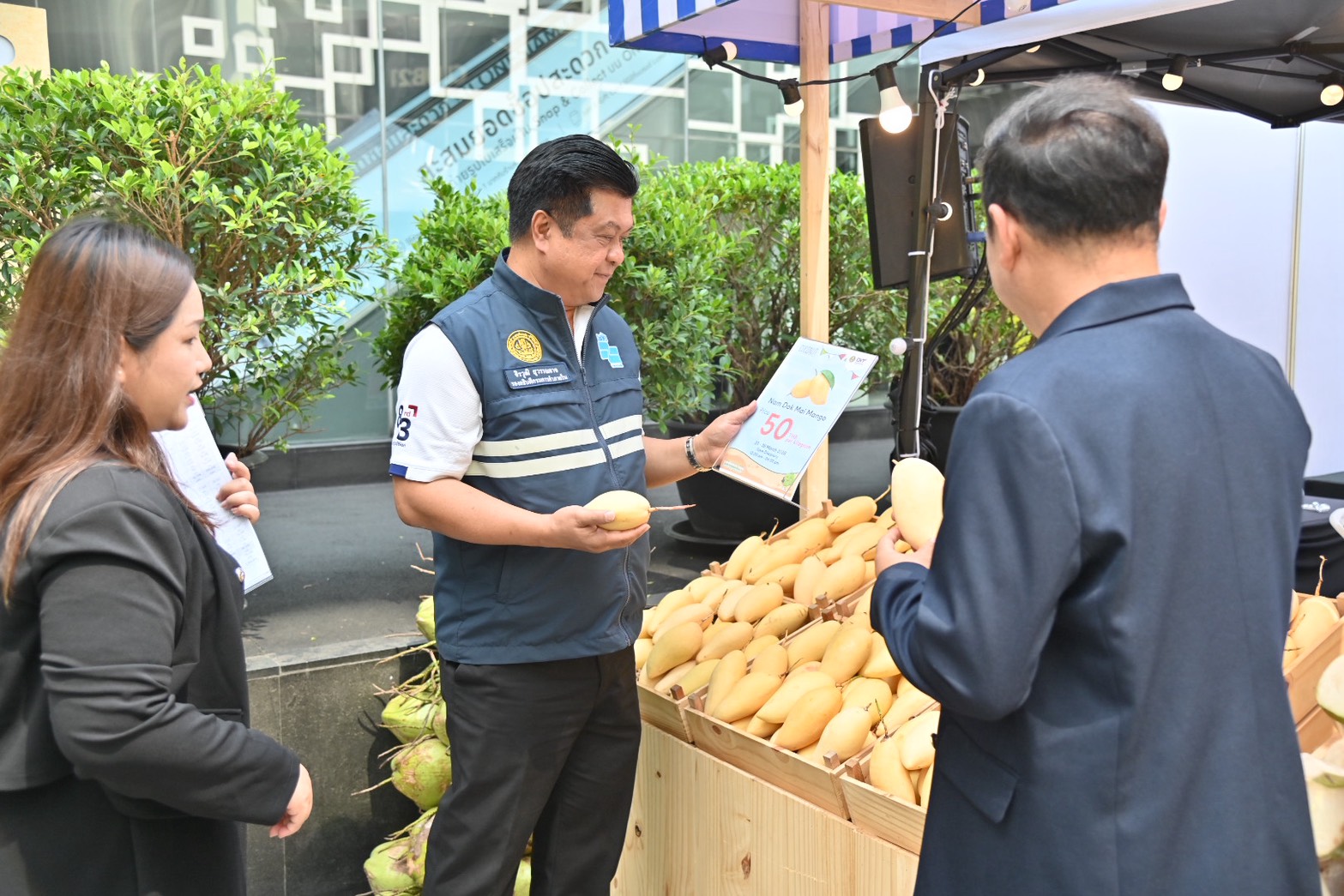 กรมการค้าภายในร่วมมือภาคเอกชน  สนับสนุนเปิดจุดจำหน่ายมะพร้าวน้ำหอมและมะม่วง ปี 2569