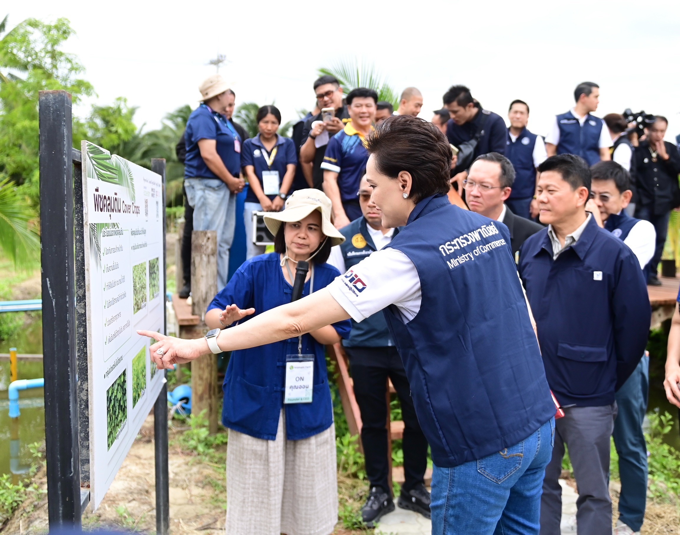ข่าวเลขที่ 177/2569 พาณิชย์ลงพื้นที่ราชบุรี ติดตามความก้าวหน้า “ล้งชุมชนมะพร้าวน้ำหอม” ต้นแบบ ยกระดับระบบมะพร้าวไทยทั้งห่วงโซ่ หนุนแปรรูป–Zero Waste สร้างรายได้มั่นคงให้เกษตรกร (4 กรกฎาคม 2569)